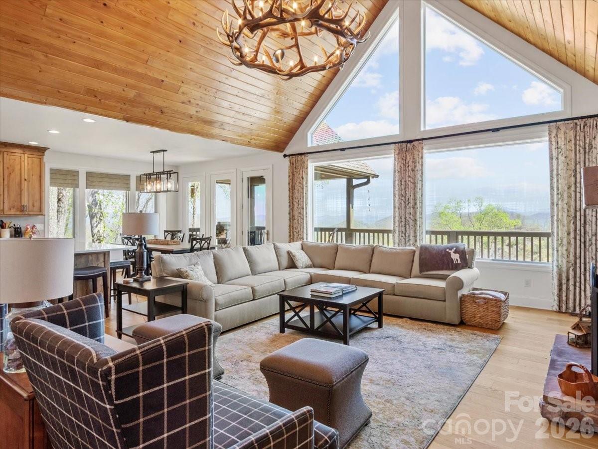410 Springhouse Drive — Burnsville