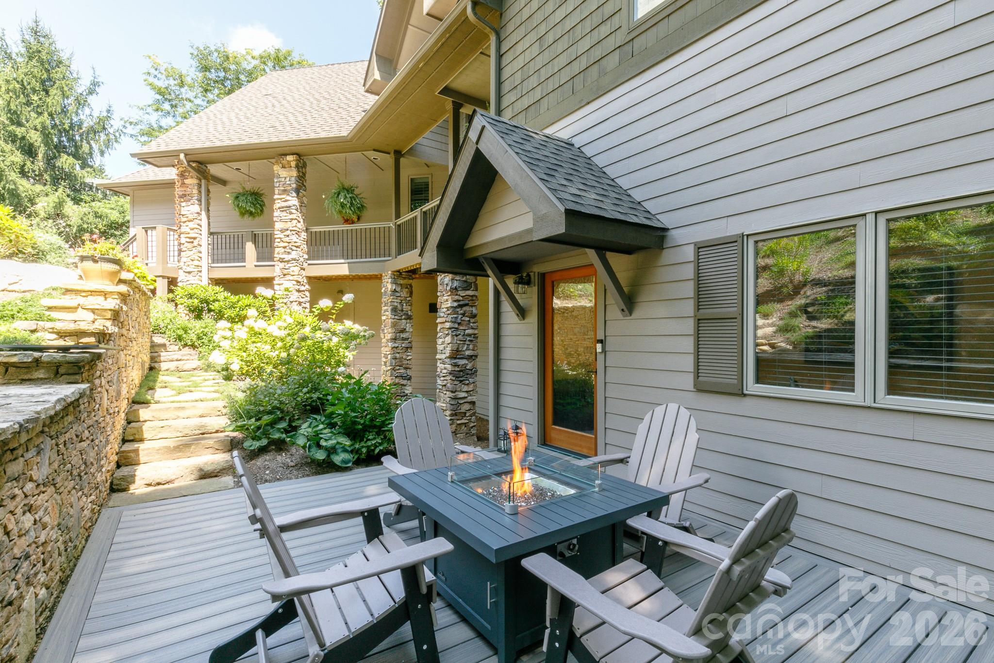 410 Springhouse Drive — Burnsville