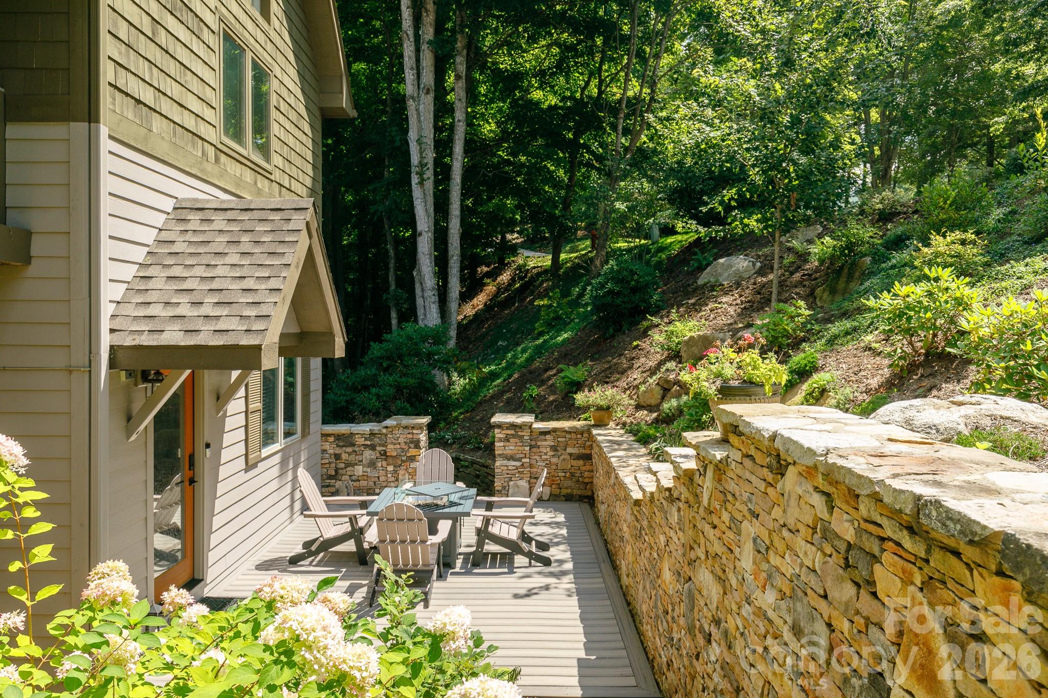 410 Springhouse Drive — Burnsville