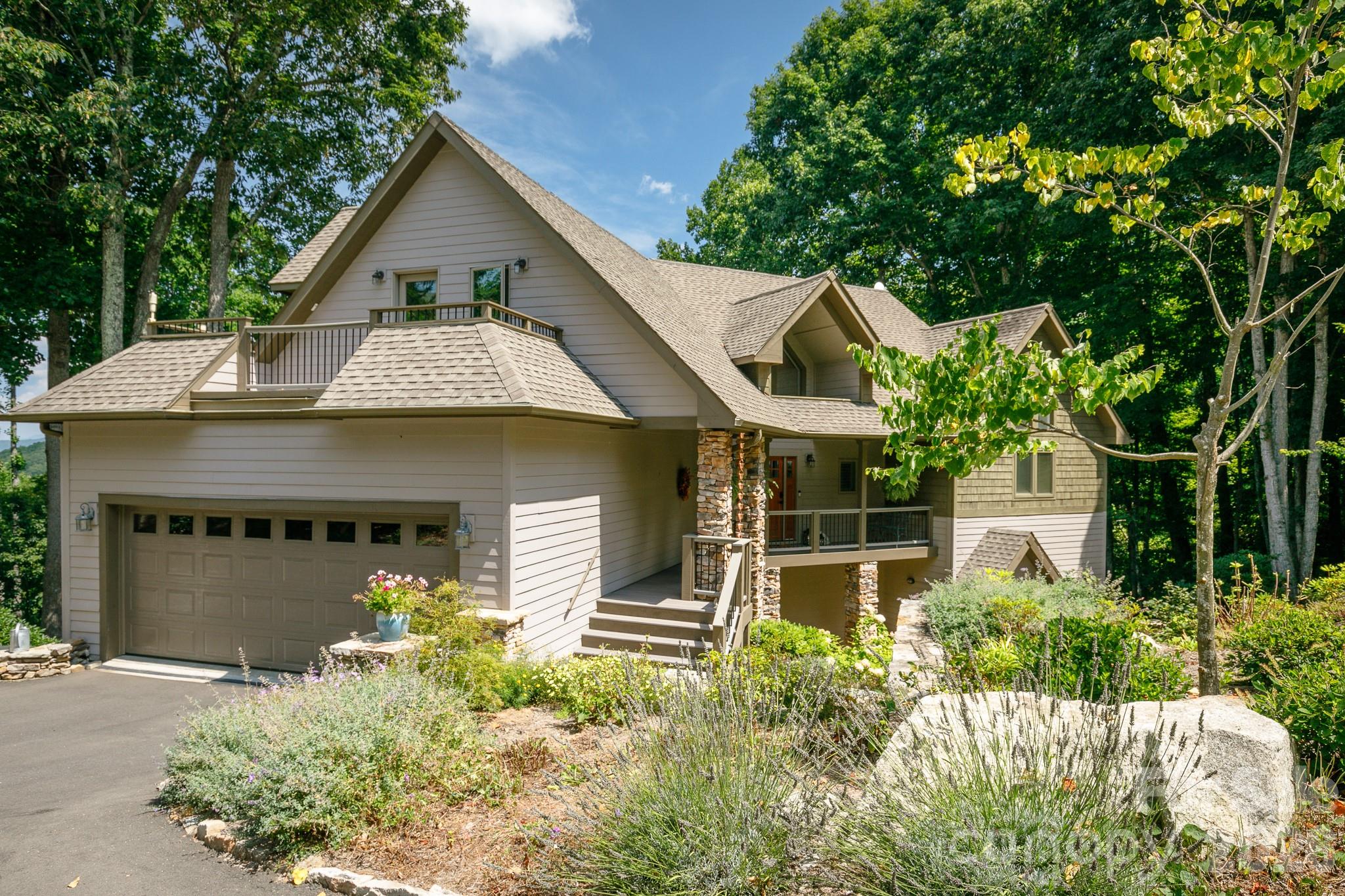 410 Springhouse Drive — Burnsville