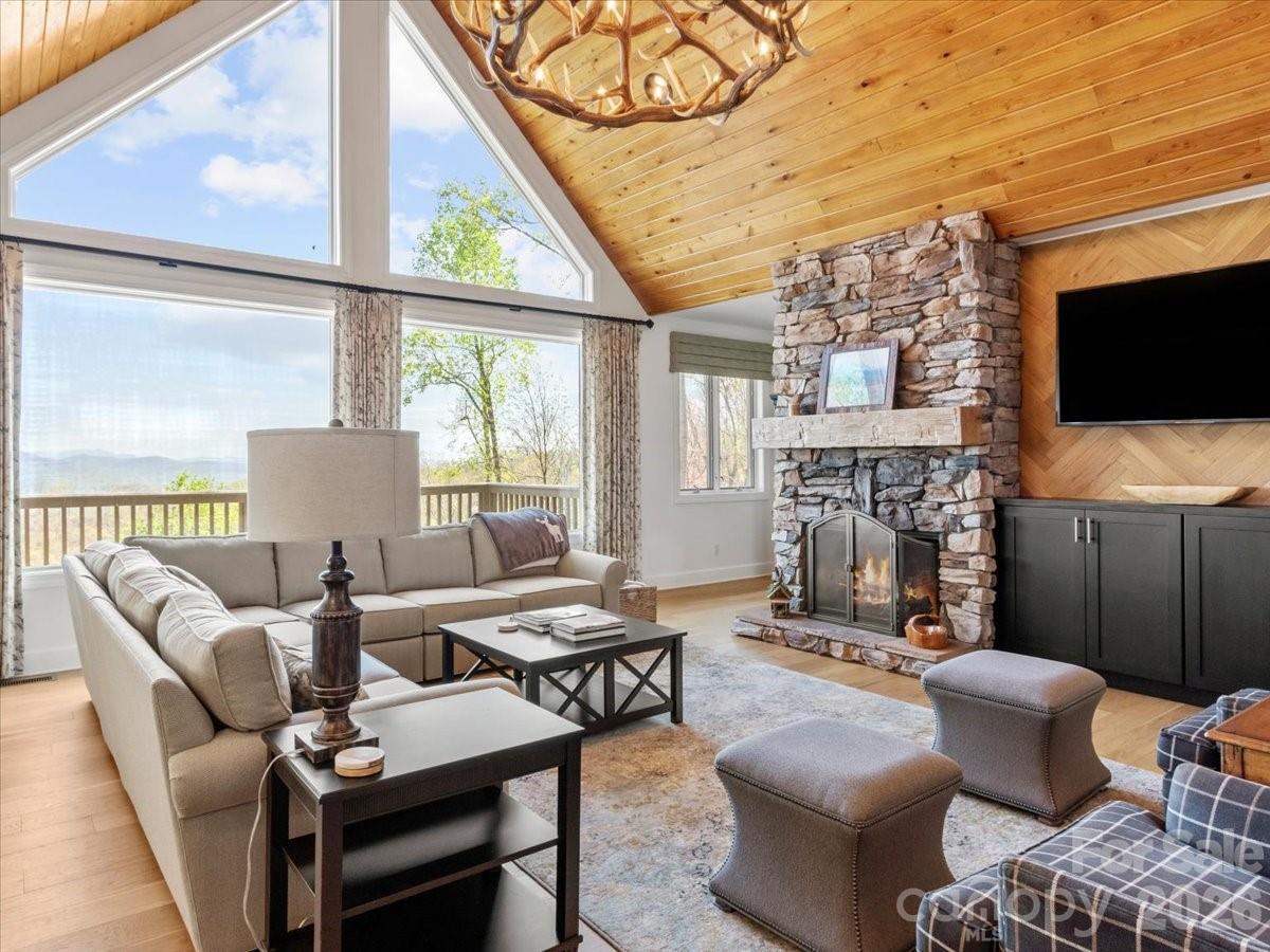 410 Springhouse Drive — Burnsville