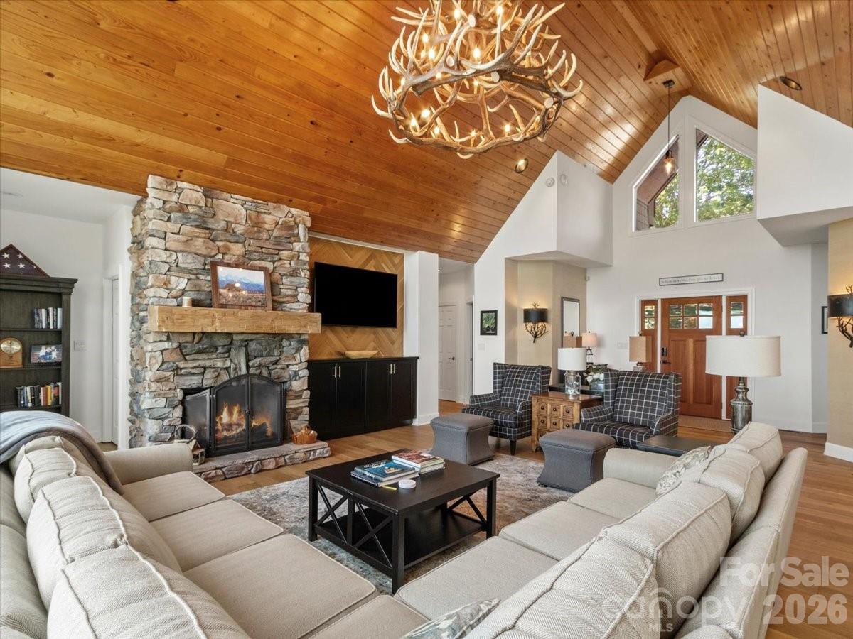 410 Springhouse Drive — Burnsville