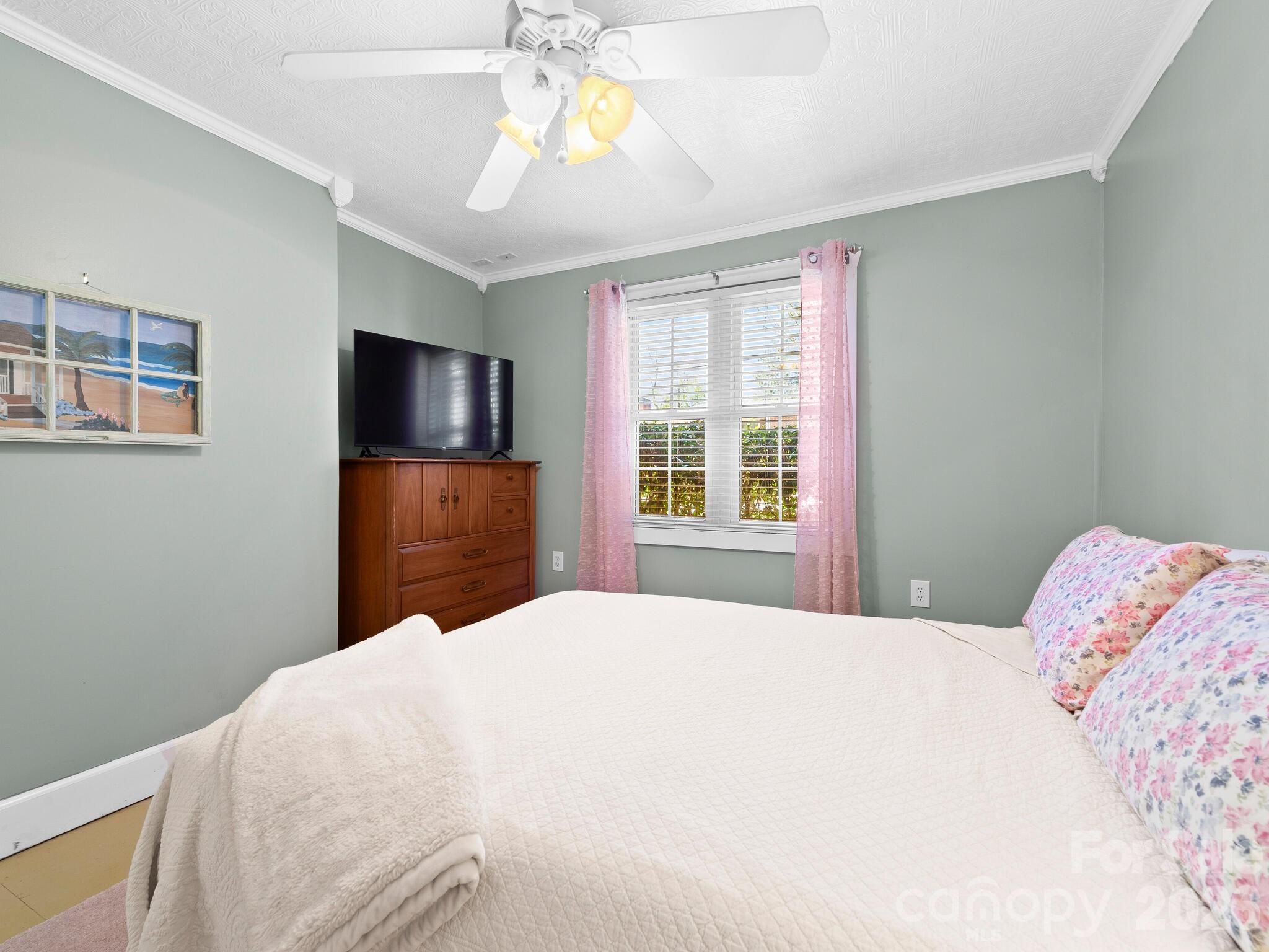 1614 Ridgewood Boulevard — Hendersonville