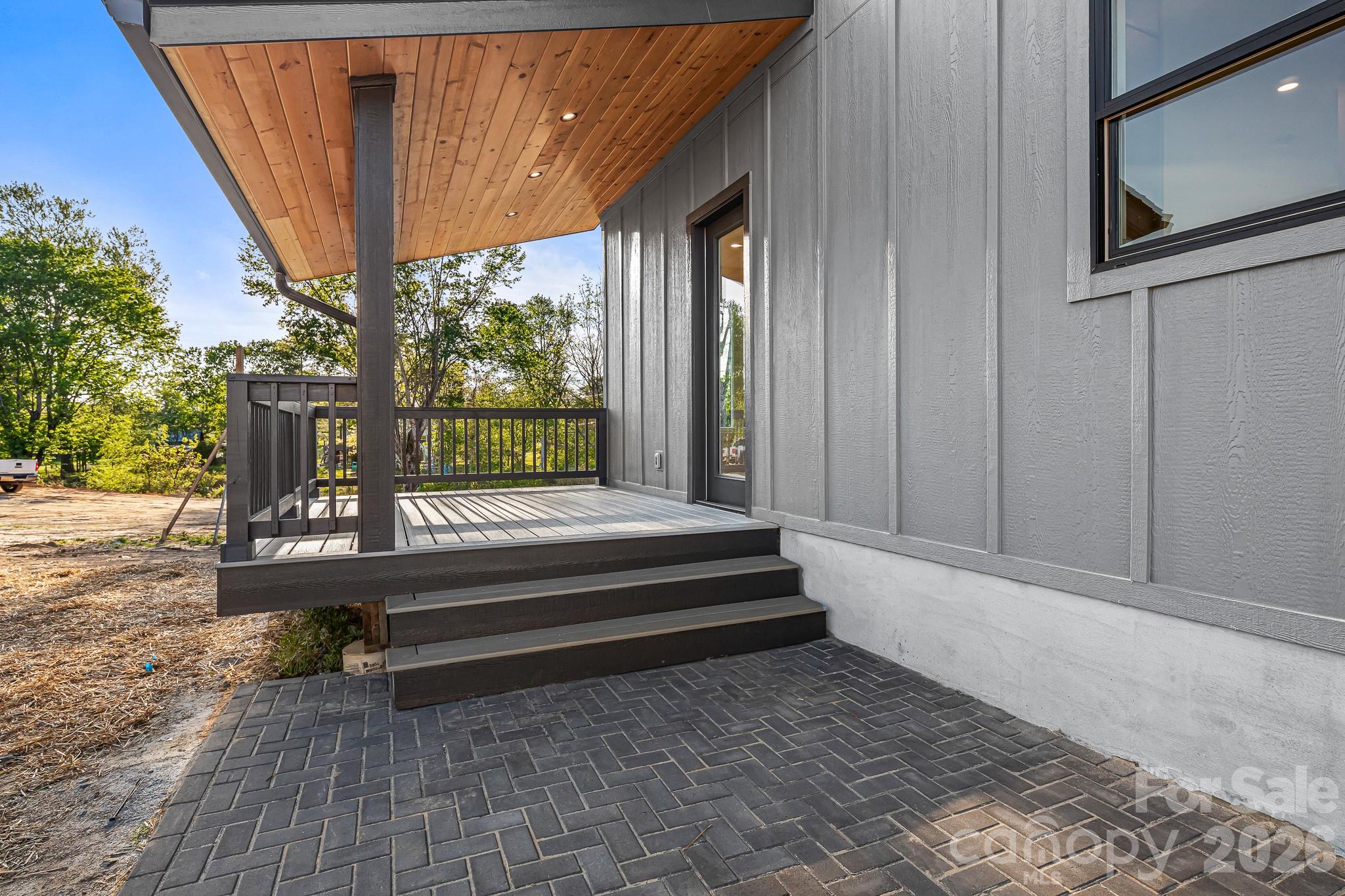 742 New Hope Road — Flat Rock