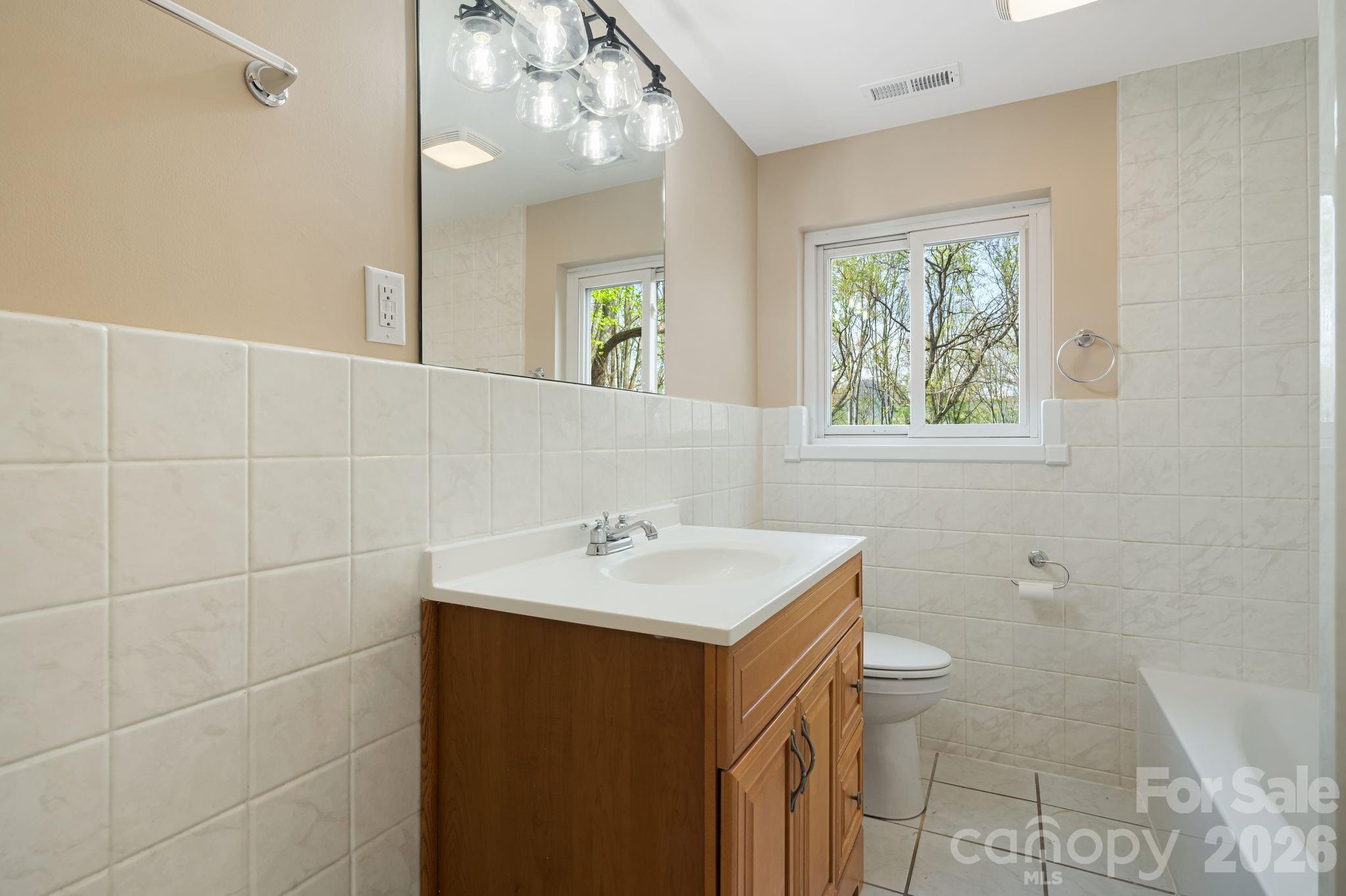 87 W Oakview Road — Asheville