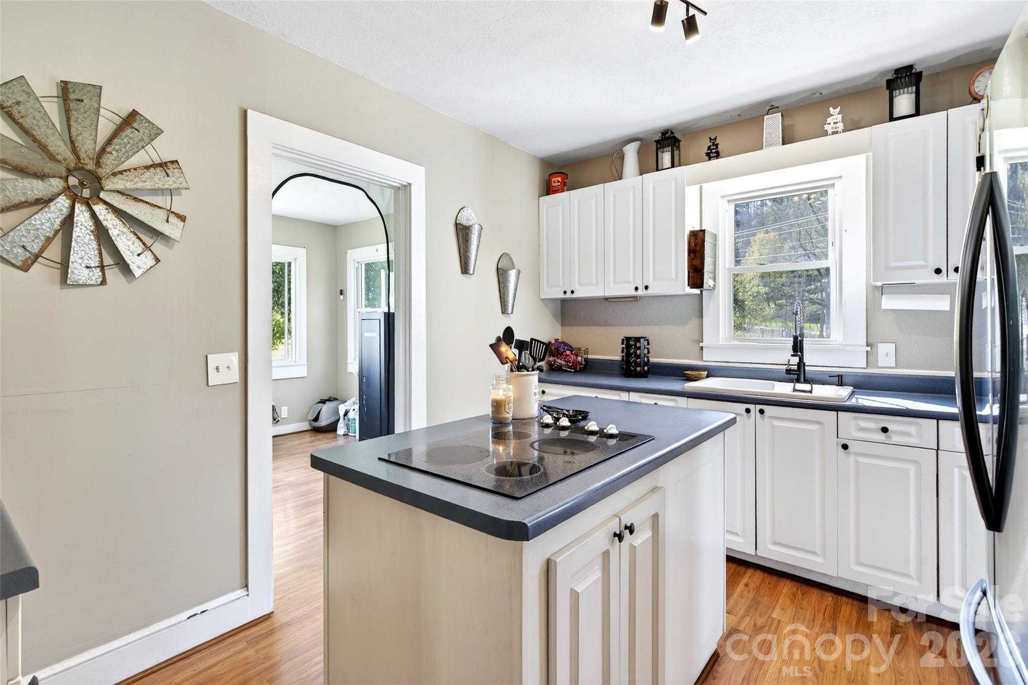1511 White Oak Road — Bakersville