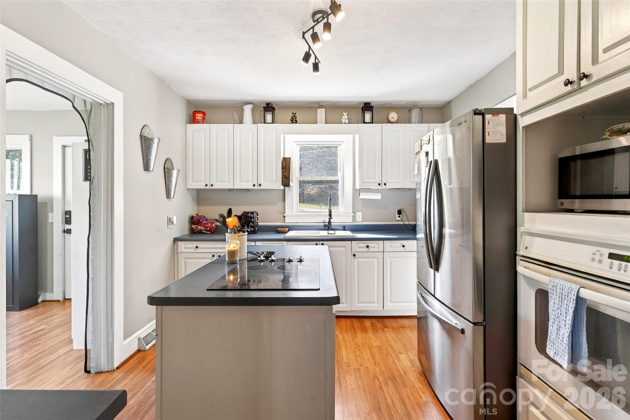1511 White Oak Road — Bakersville