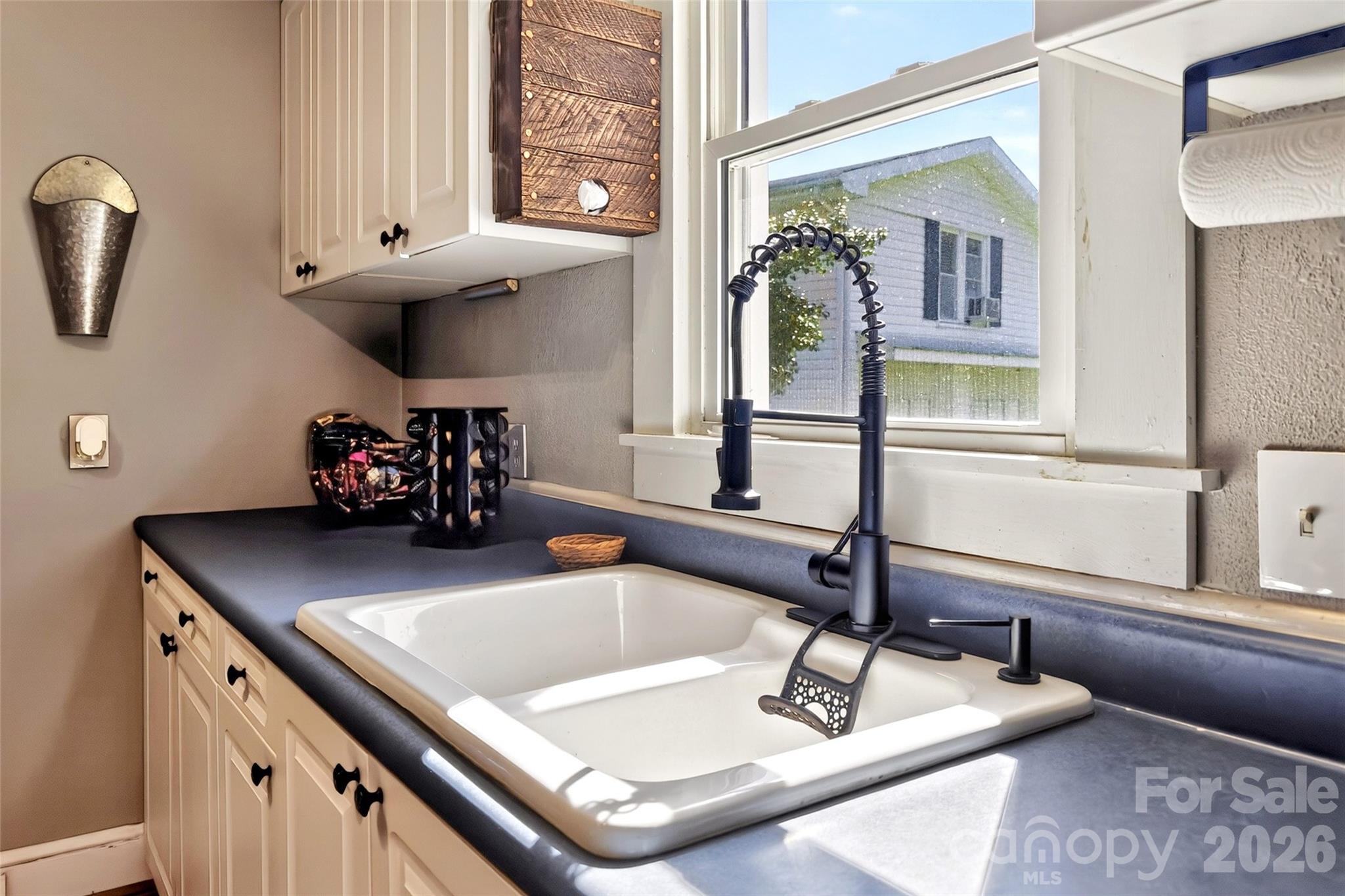 1511 White Oak Road — Bakersville