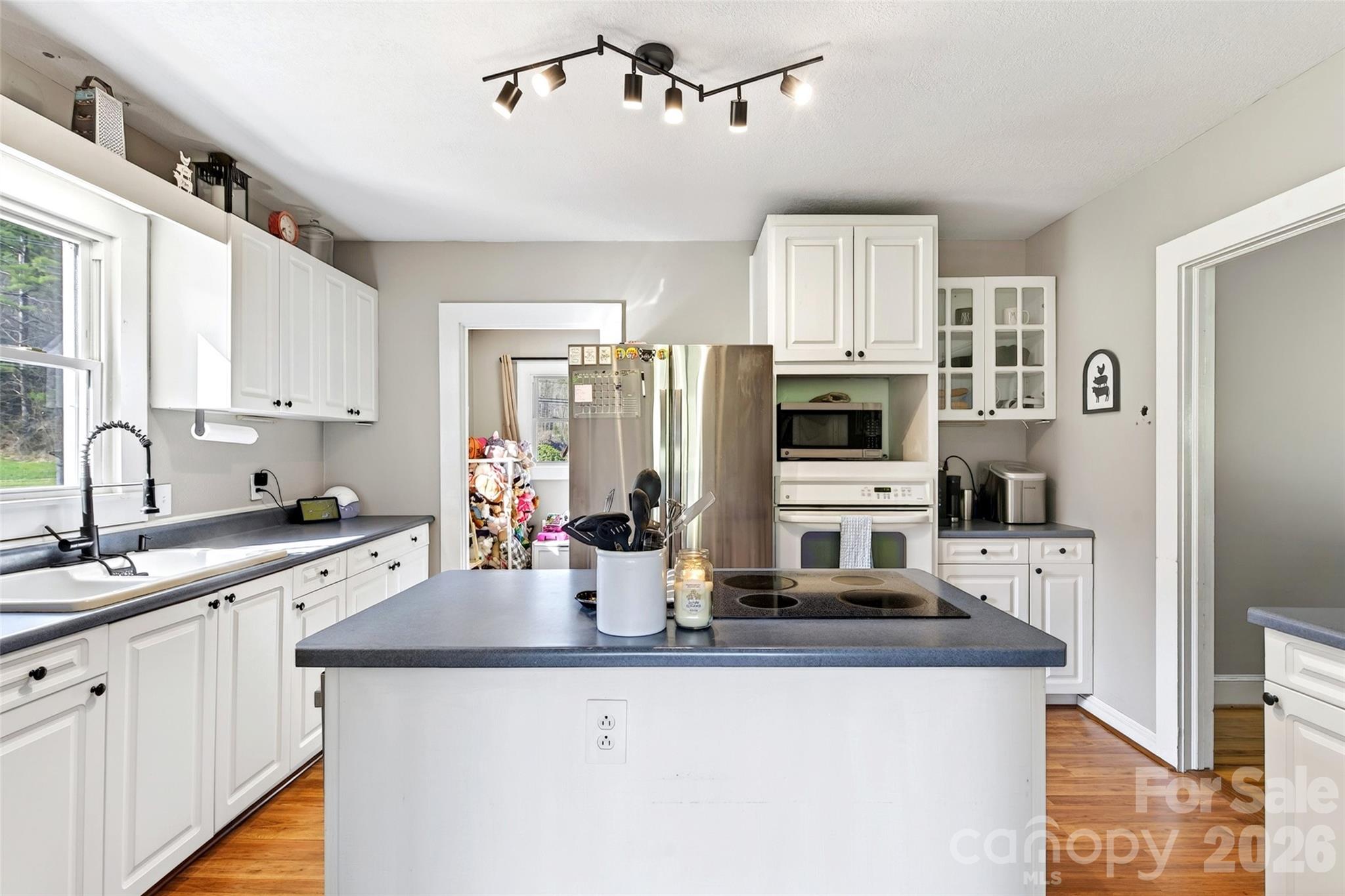 1511 White Oak Road — Bakersville