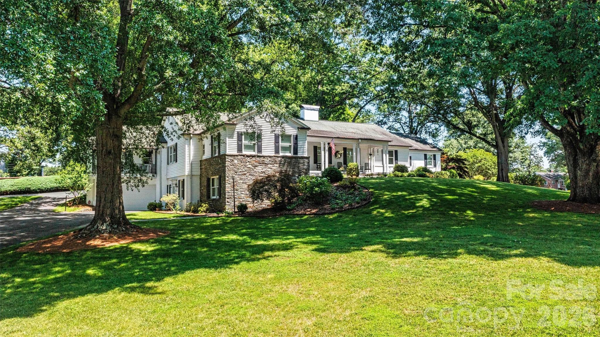 842 North Center Street — Hickory