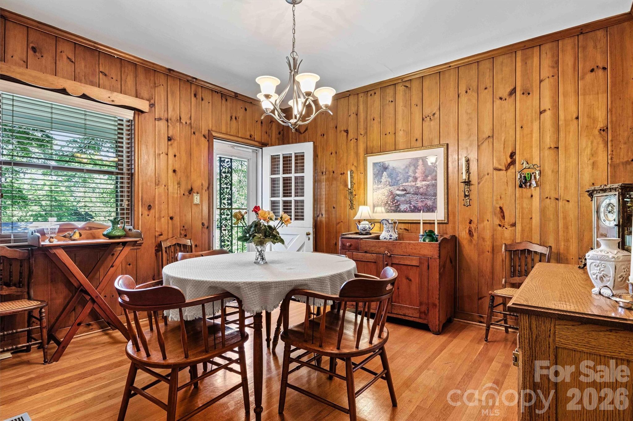 842 North Center Street — Hickory