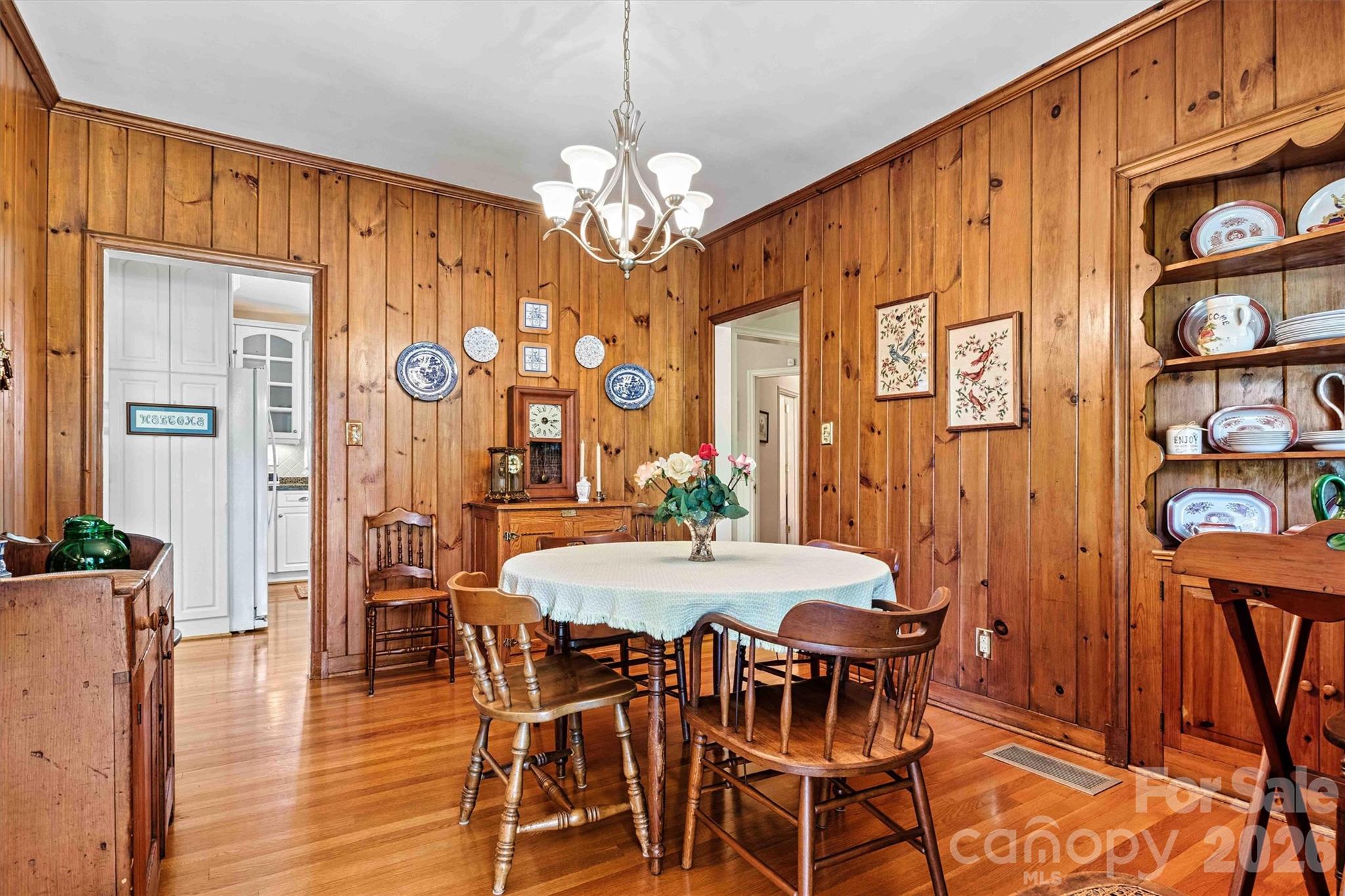 842 North Center Street — Hickory