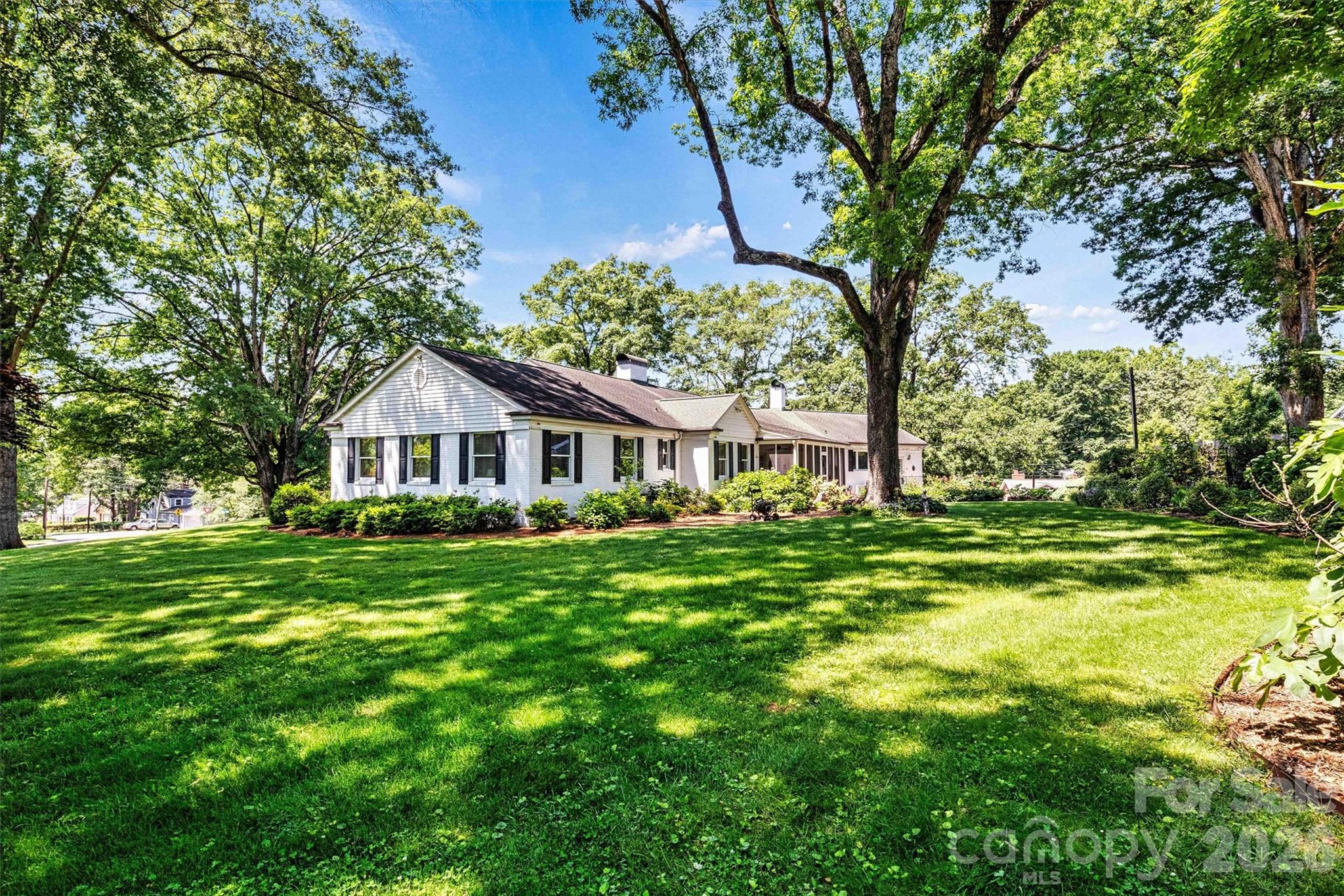 842 North Center Street — Hickory