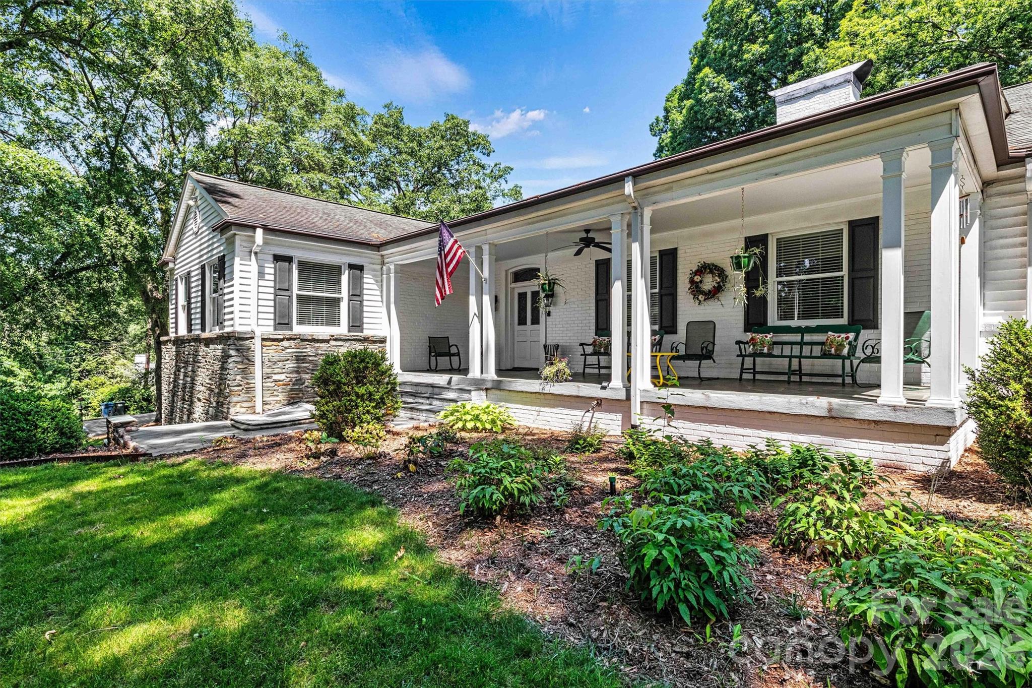 842 North Center Street — Hickory