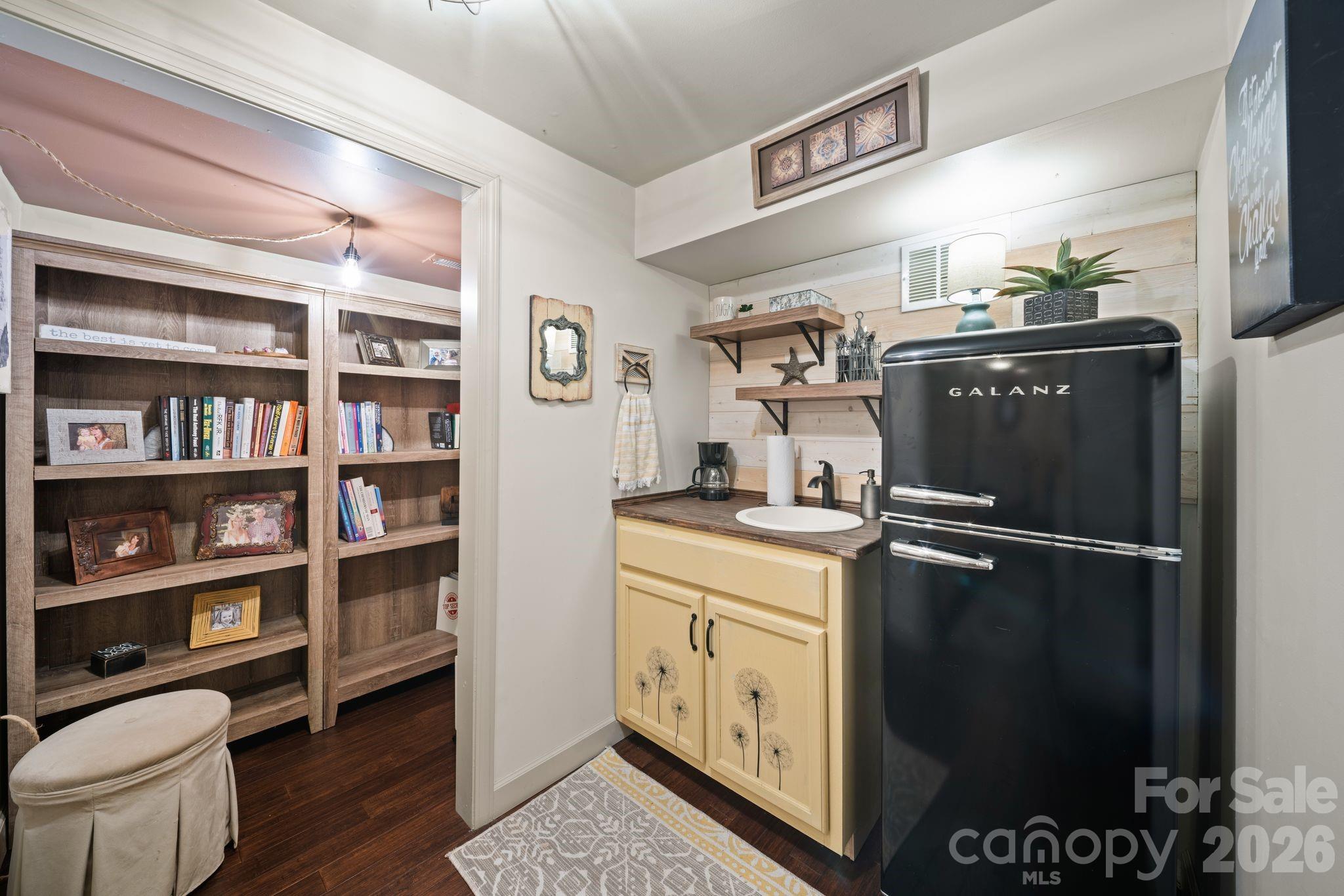 25 View Ridge Parkway — Leicester