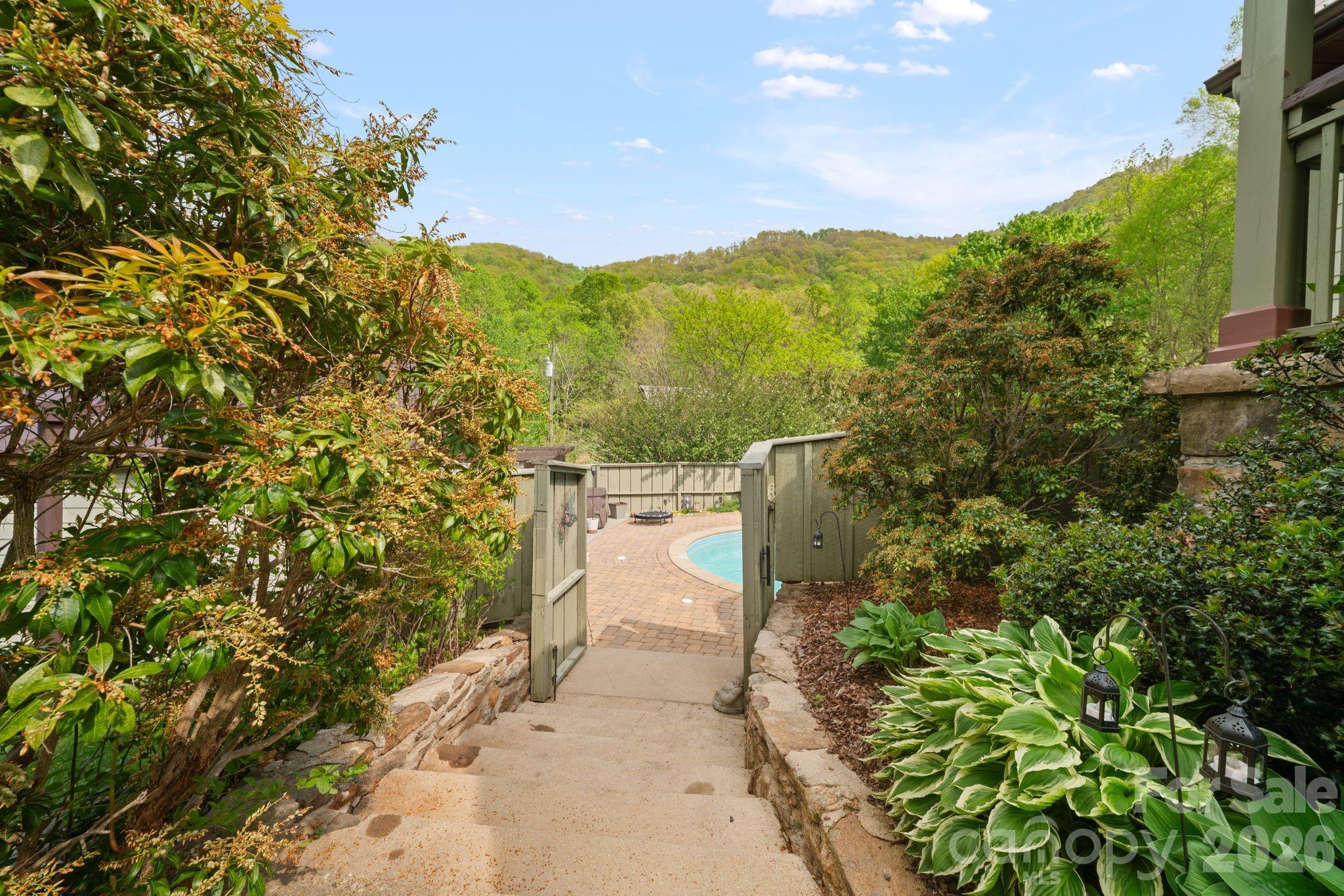25 View Ridge Parkway — Leicester