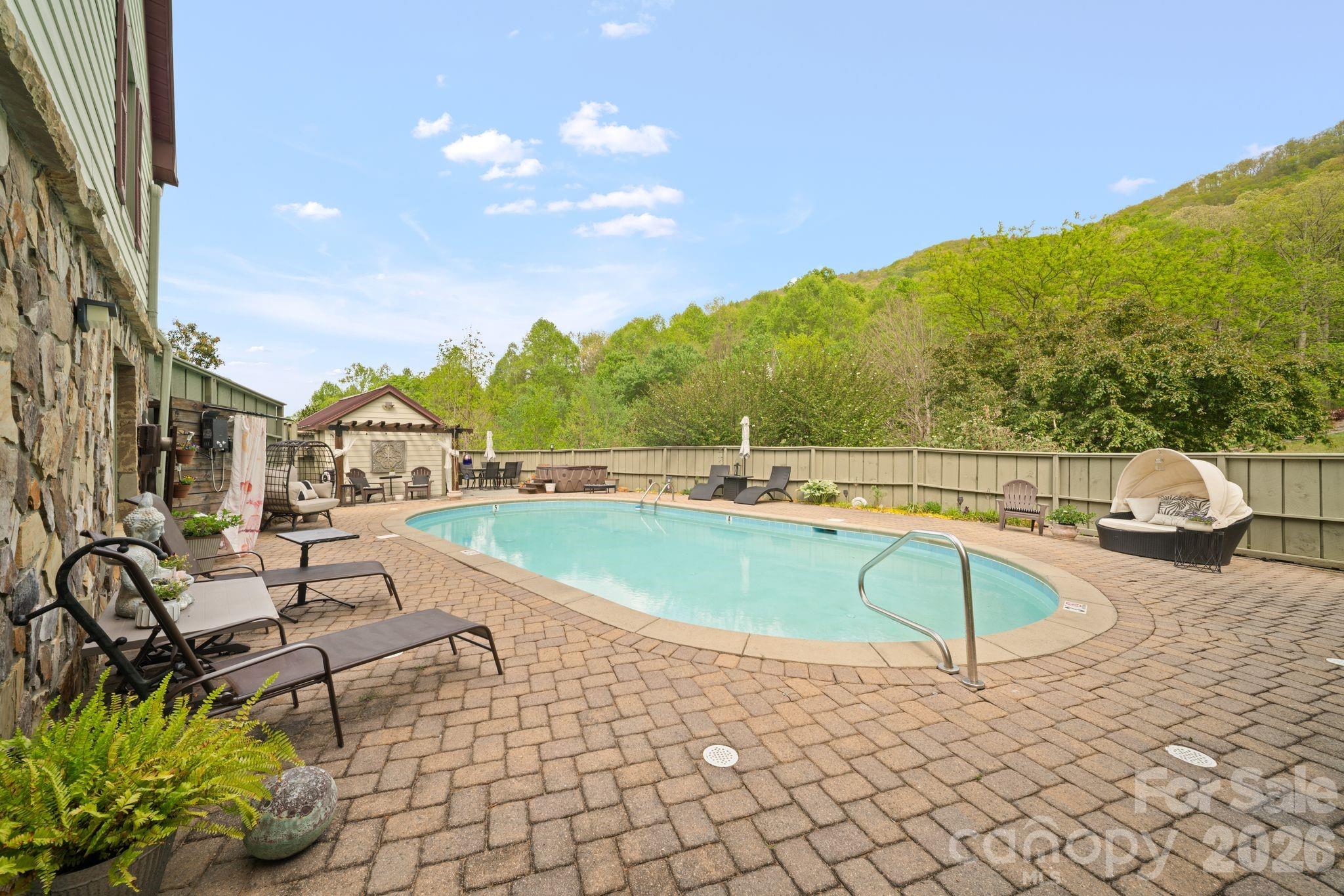 25 View Ridge Parkway — Leicester