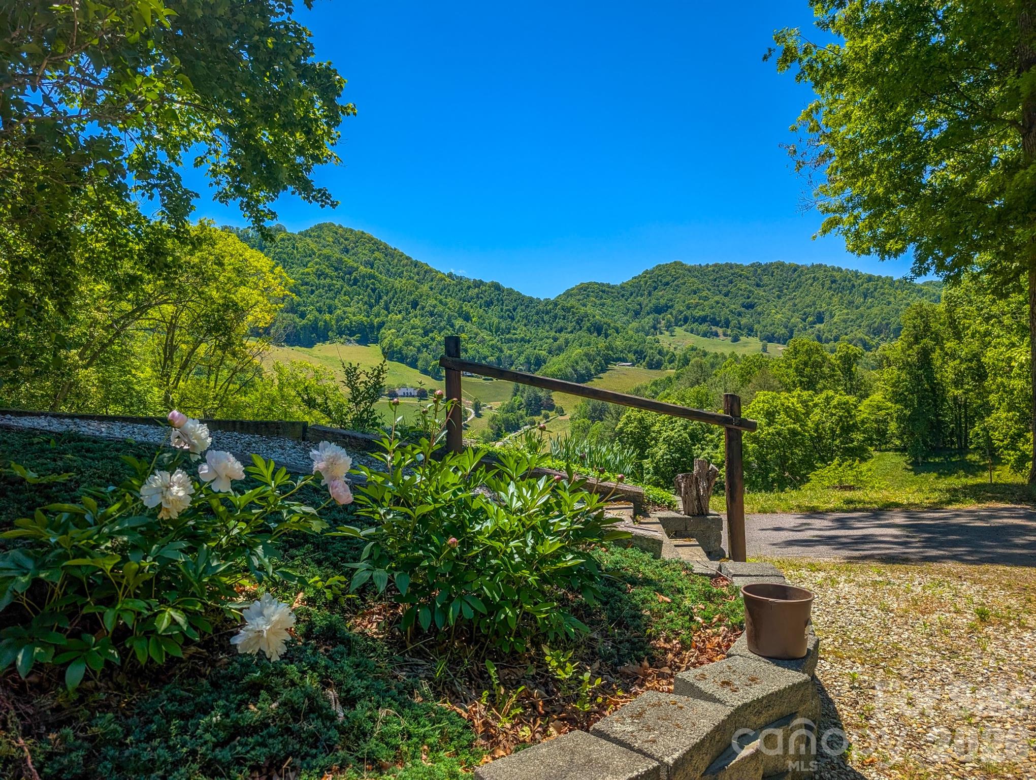 572 Pleasant Valley Road — Burnsville