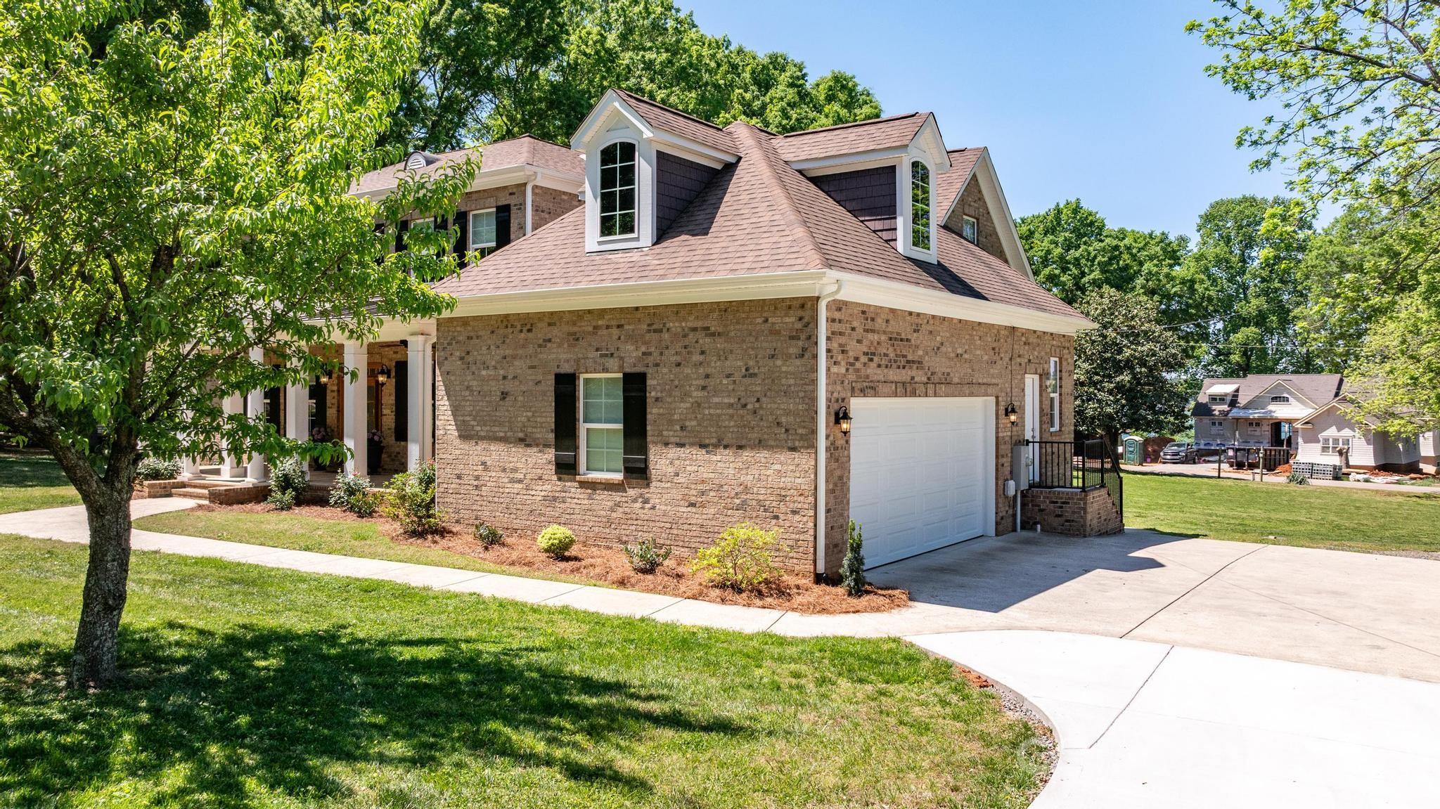 123 Lakefront Drive — Mooresville