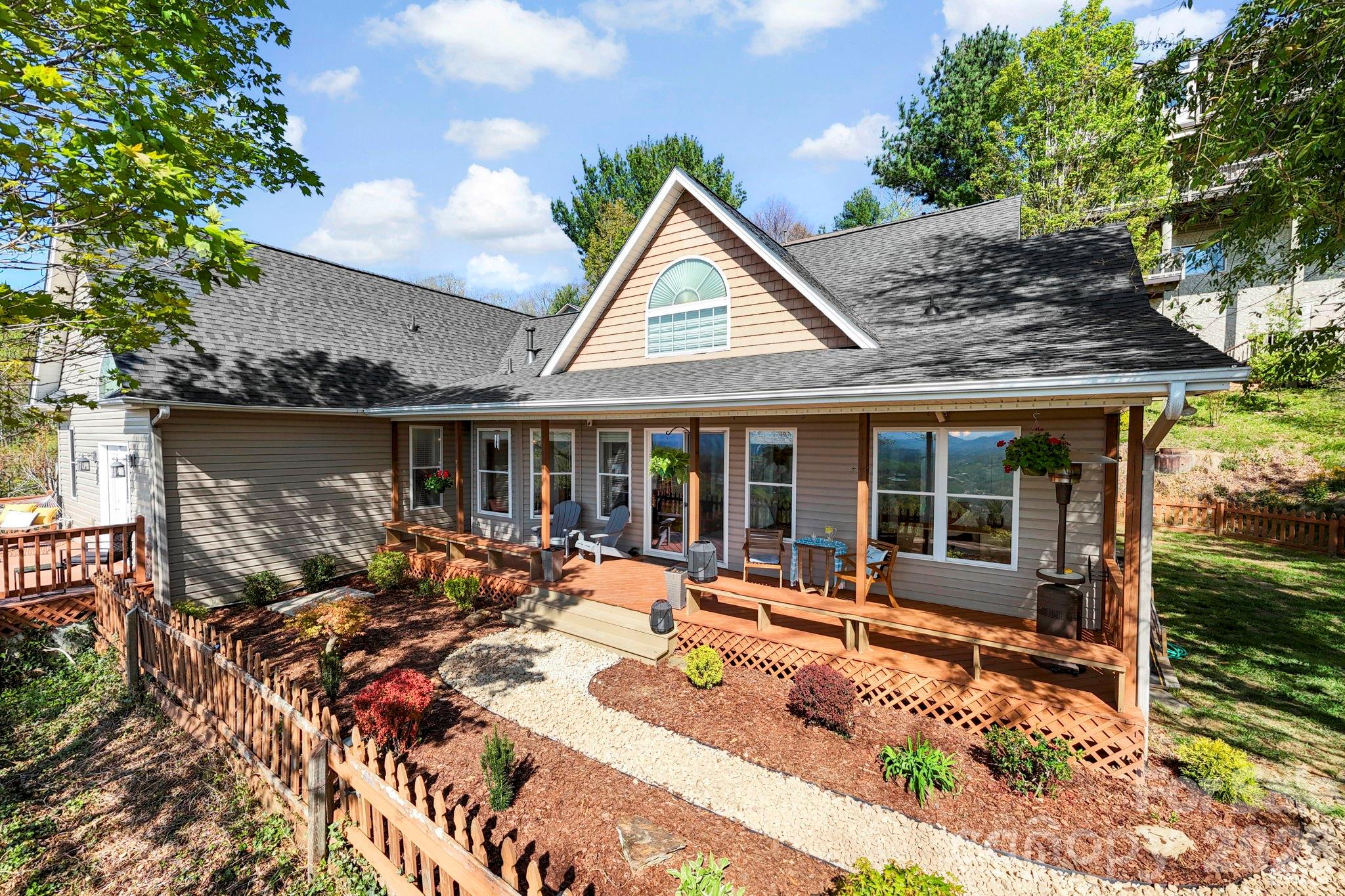 76 Distant View Drive — Asheville