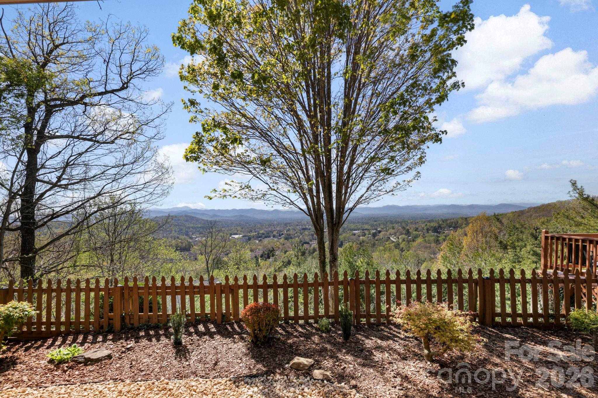 76 Distant View Drive — Asheville