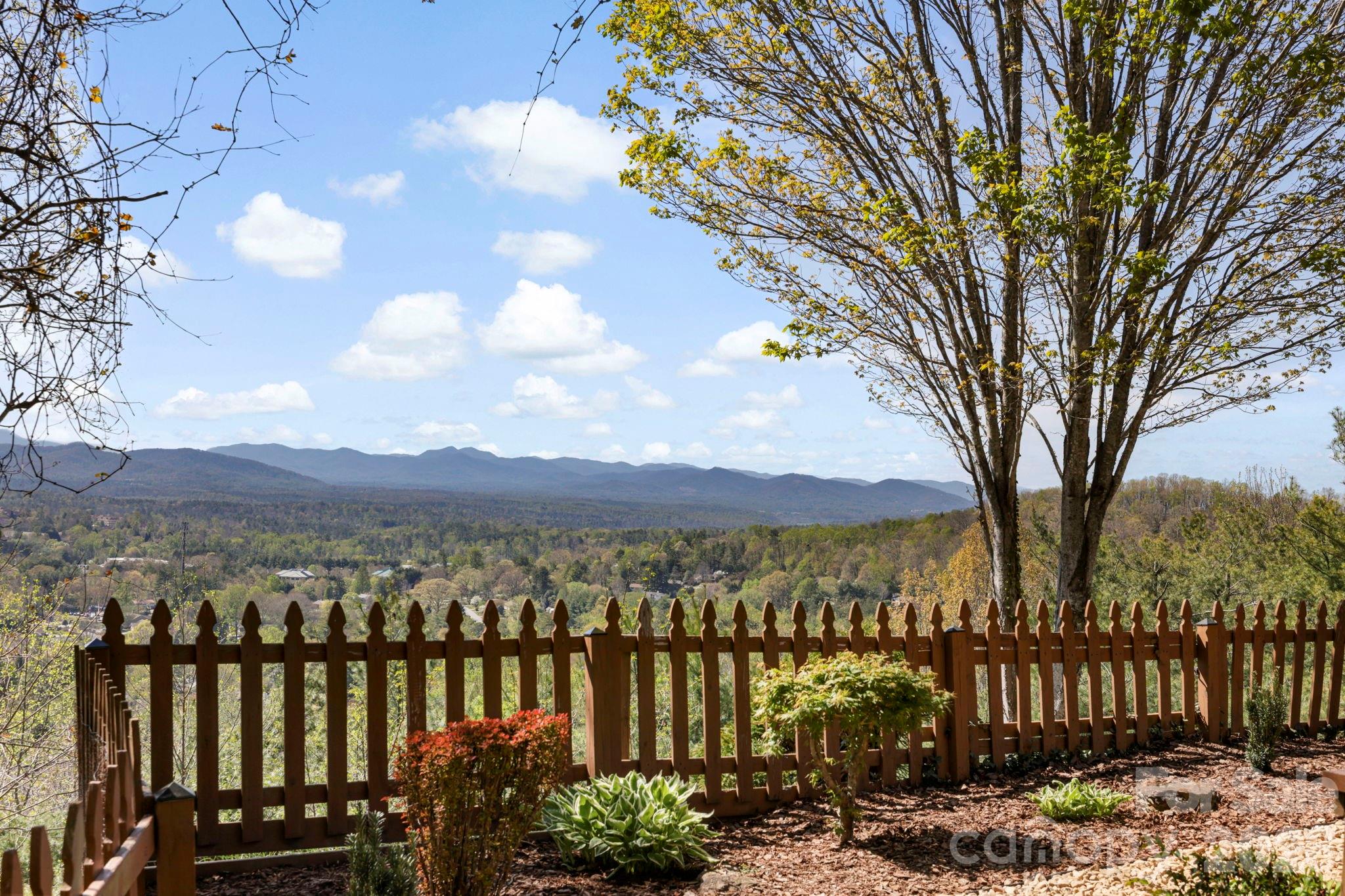 76 Distant View Drive — Asheville