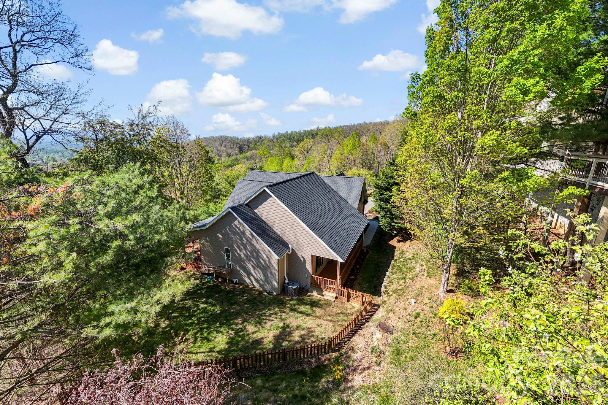 76 Distant View Drive — Asheville