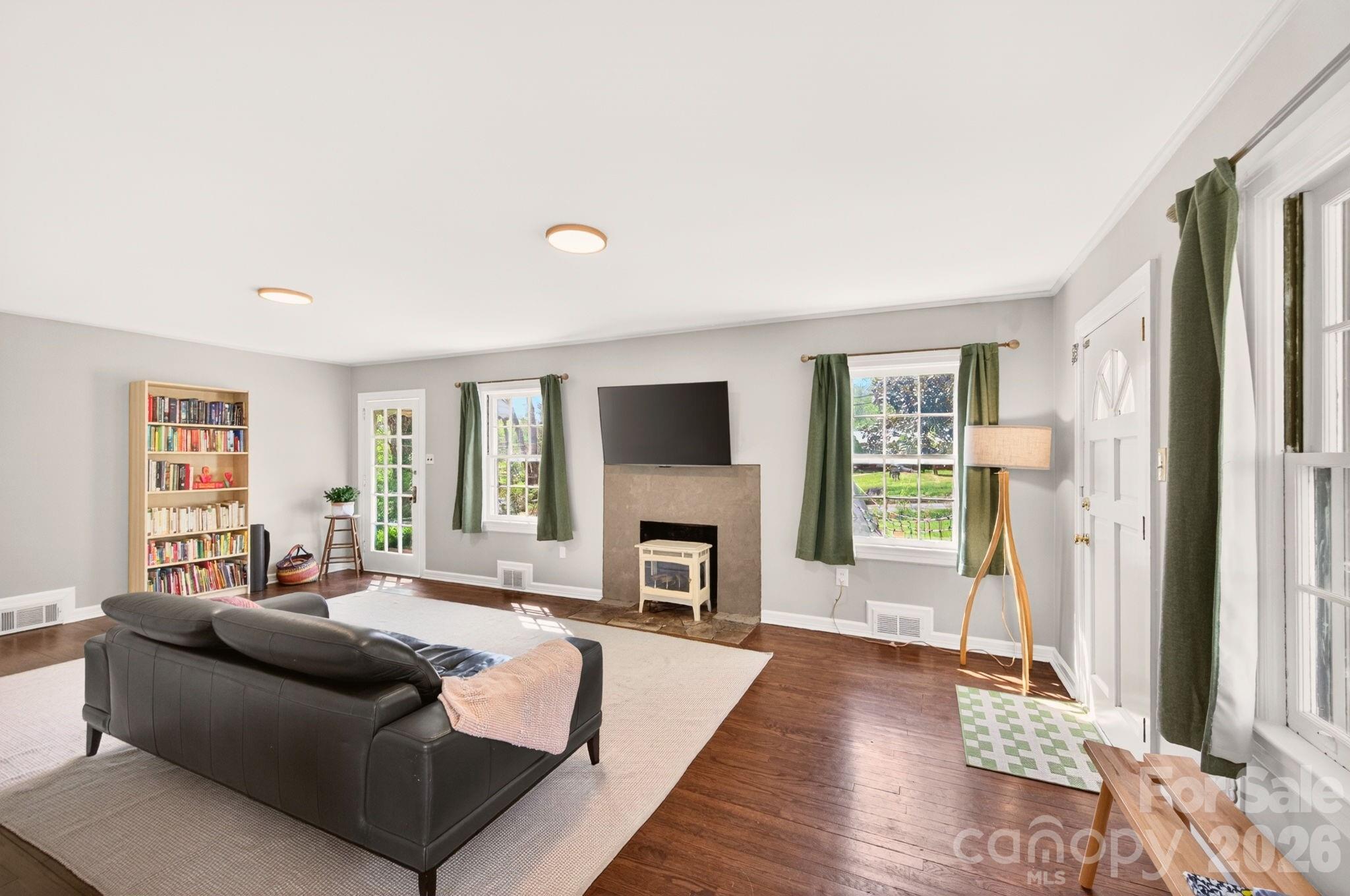 318 Stonewall Avenue — Swannanoa