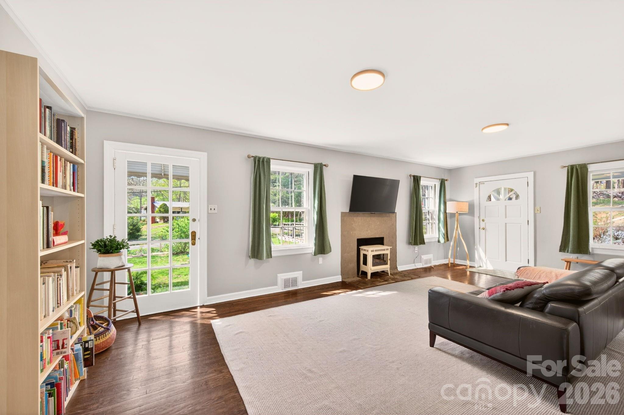318 Stonewall Avenue — Swannanoa