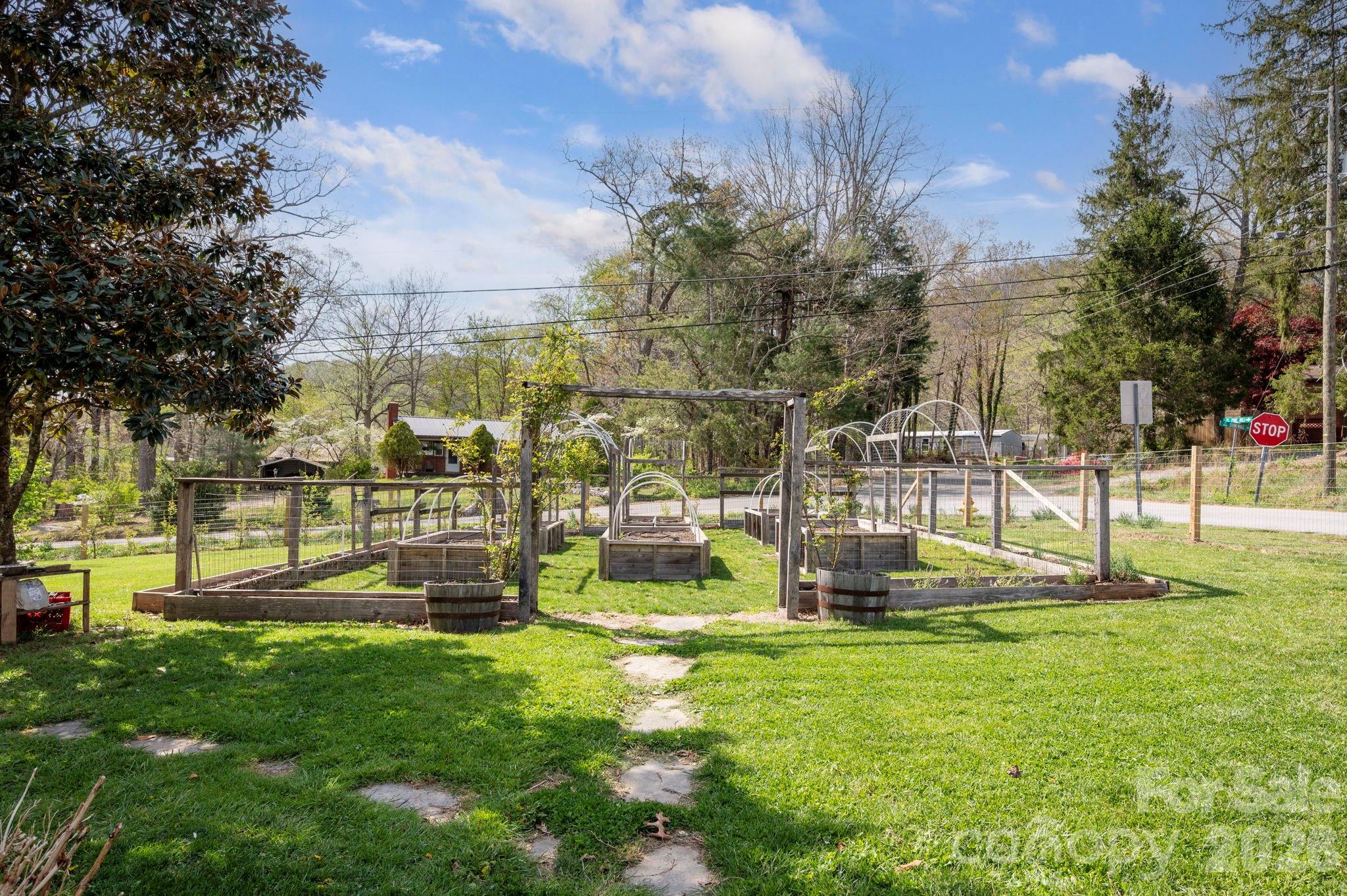 318 Stonewall Avenue — Swannanoa