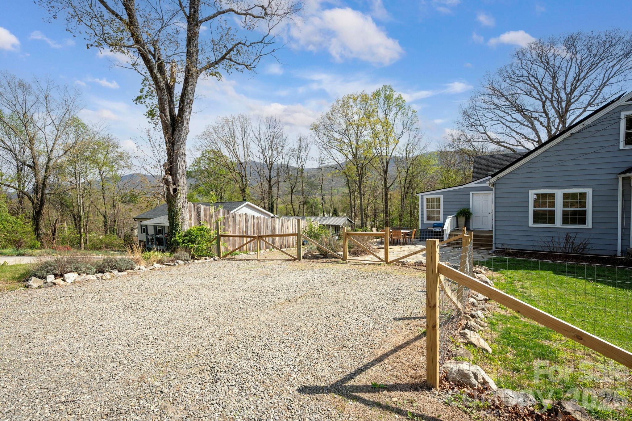318 Stonewall Avenue — Swannanoa