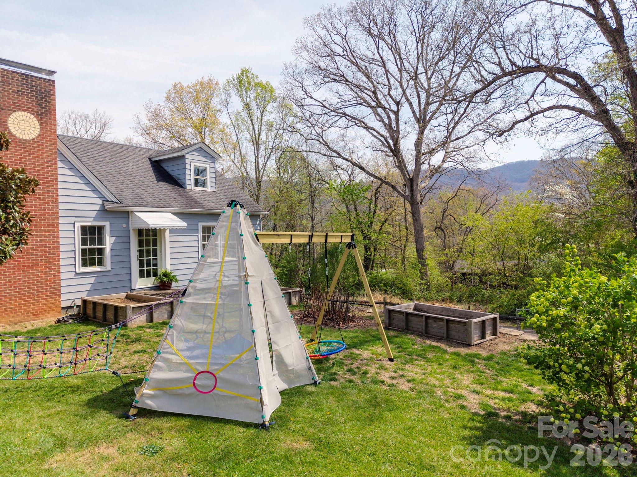 318 Stonewall Avenue — Swannanoa