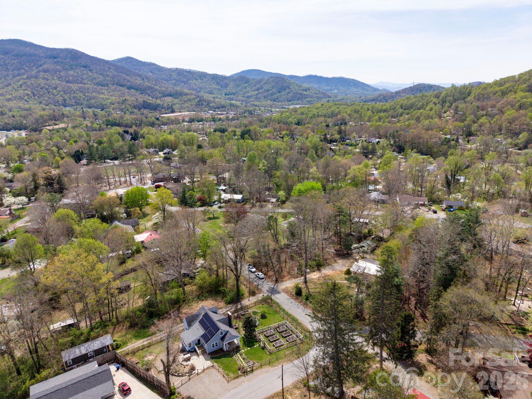 318 Stonewall Avenue — Swannanoa