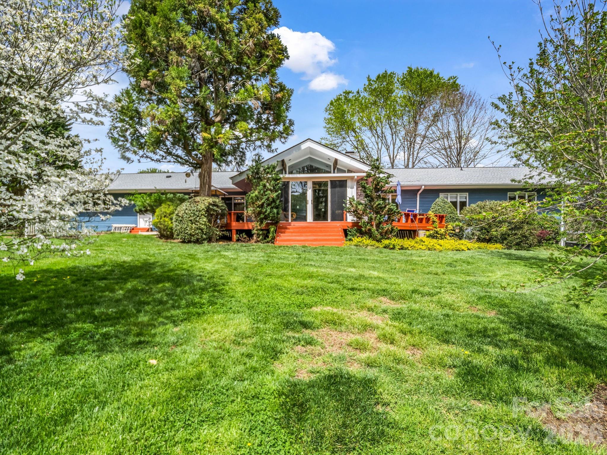 200 Conde Place — Hendersonville
