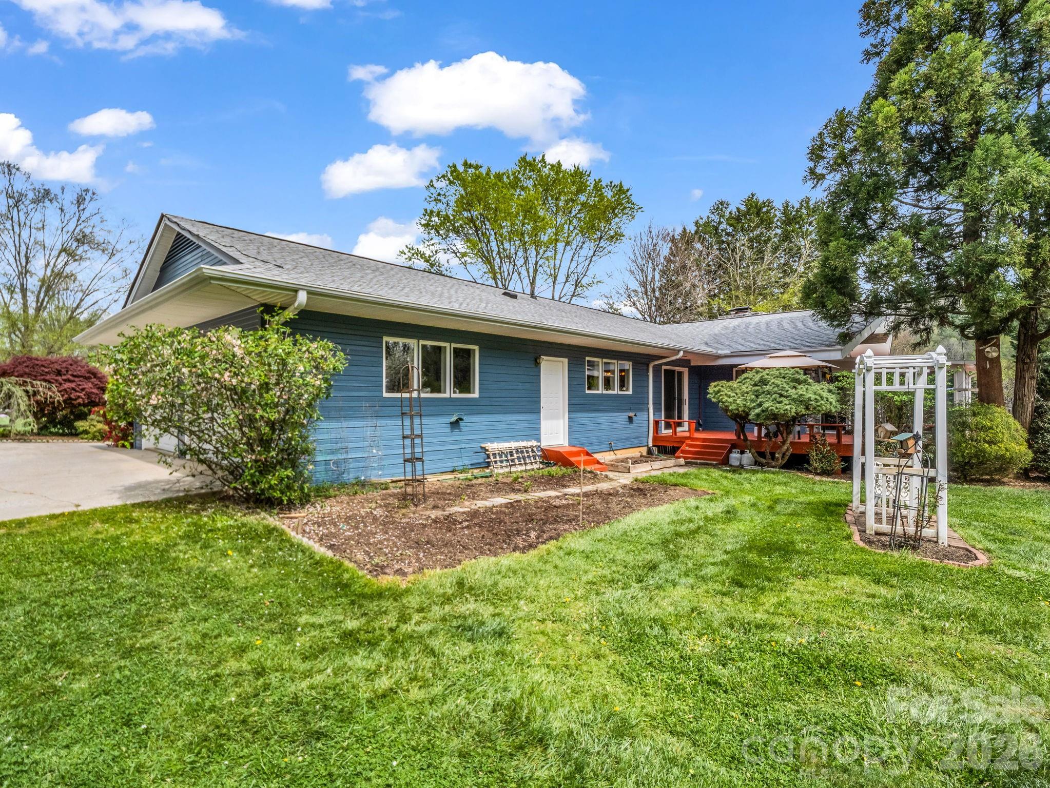 200 Conde Place — Hendersonville