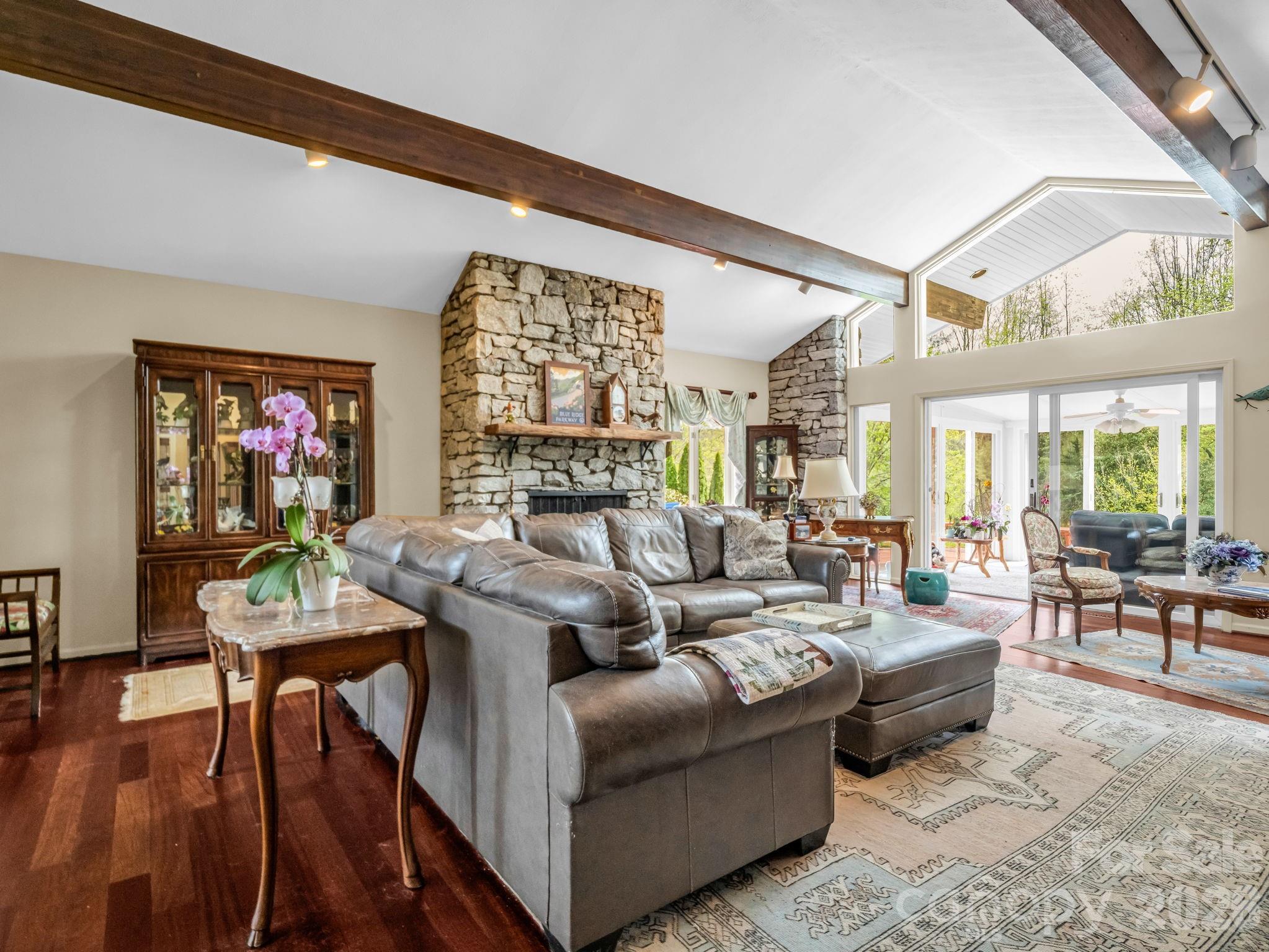 200 Conde Place — Hendersonville