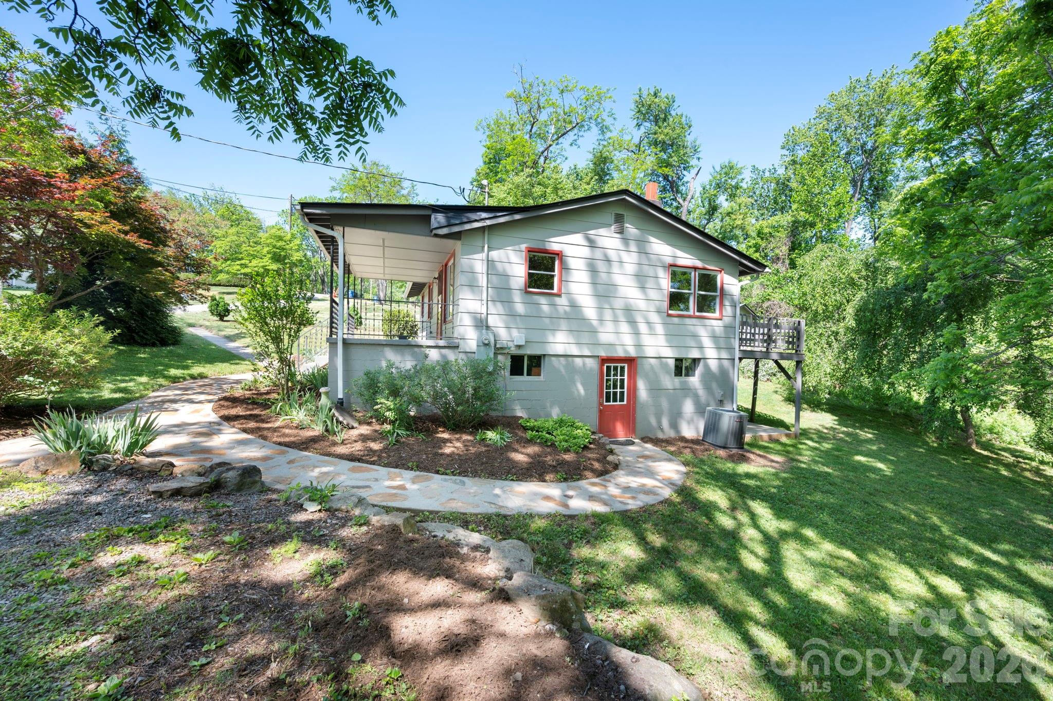 138 Brooklyn Road — Asheville