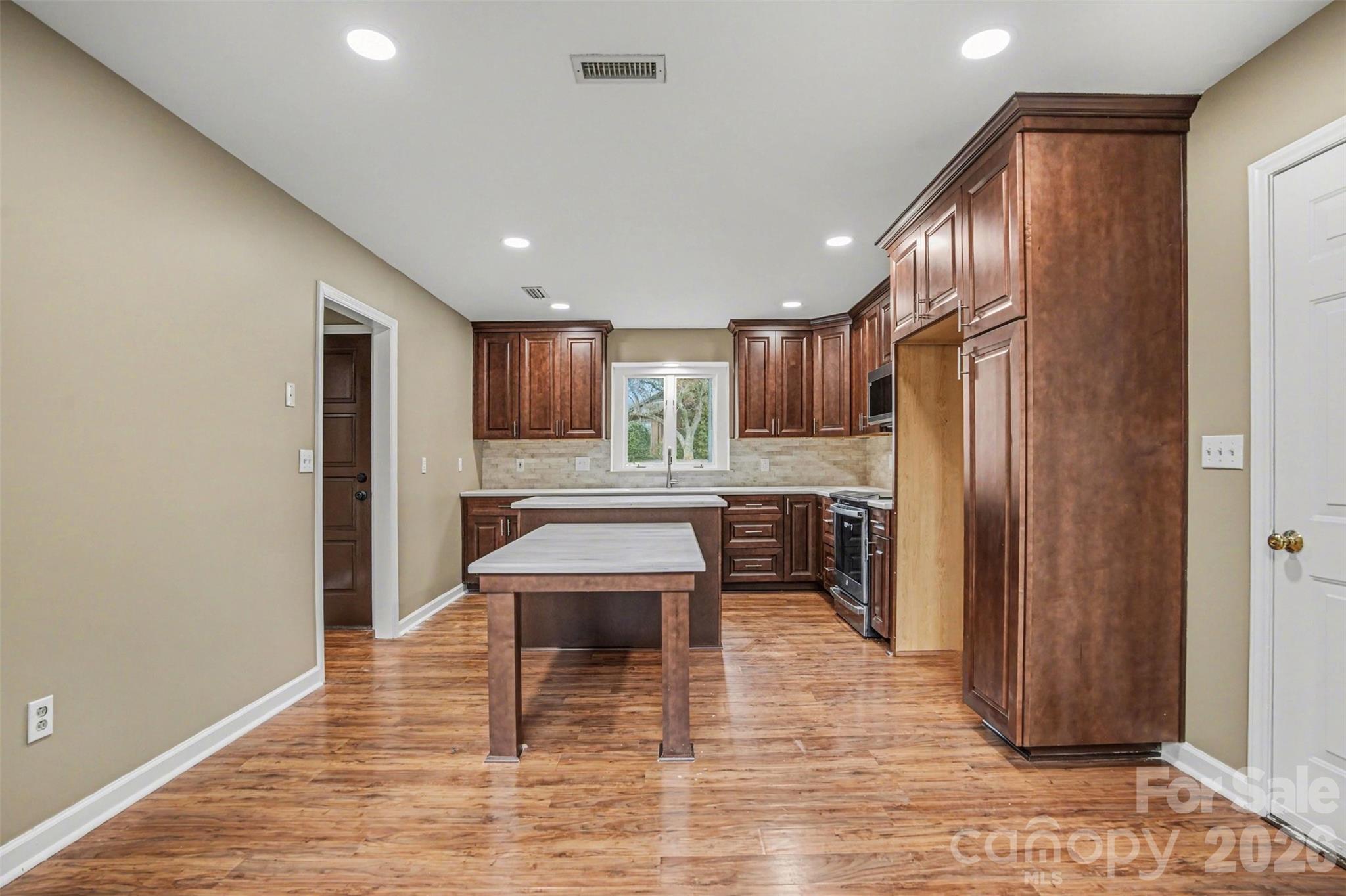 1742 NE 12th Street — Hickory