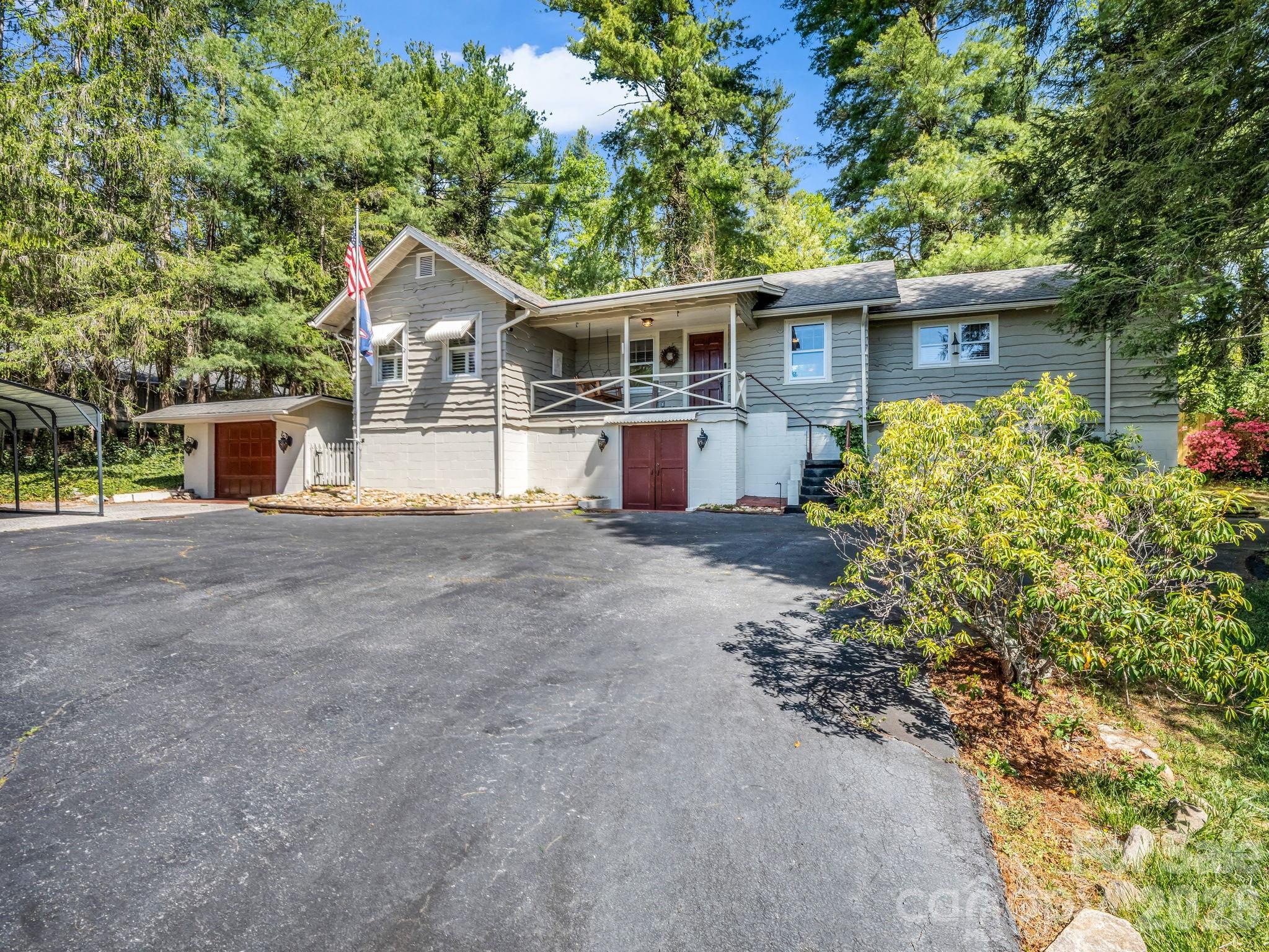 110 Chariton Avenue — Hendersonville