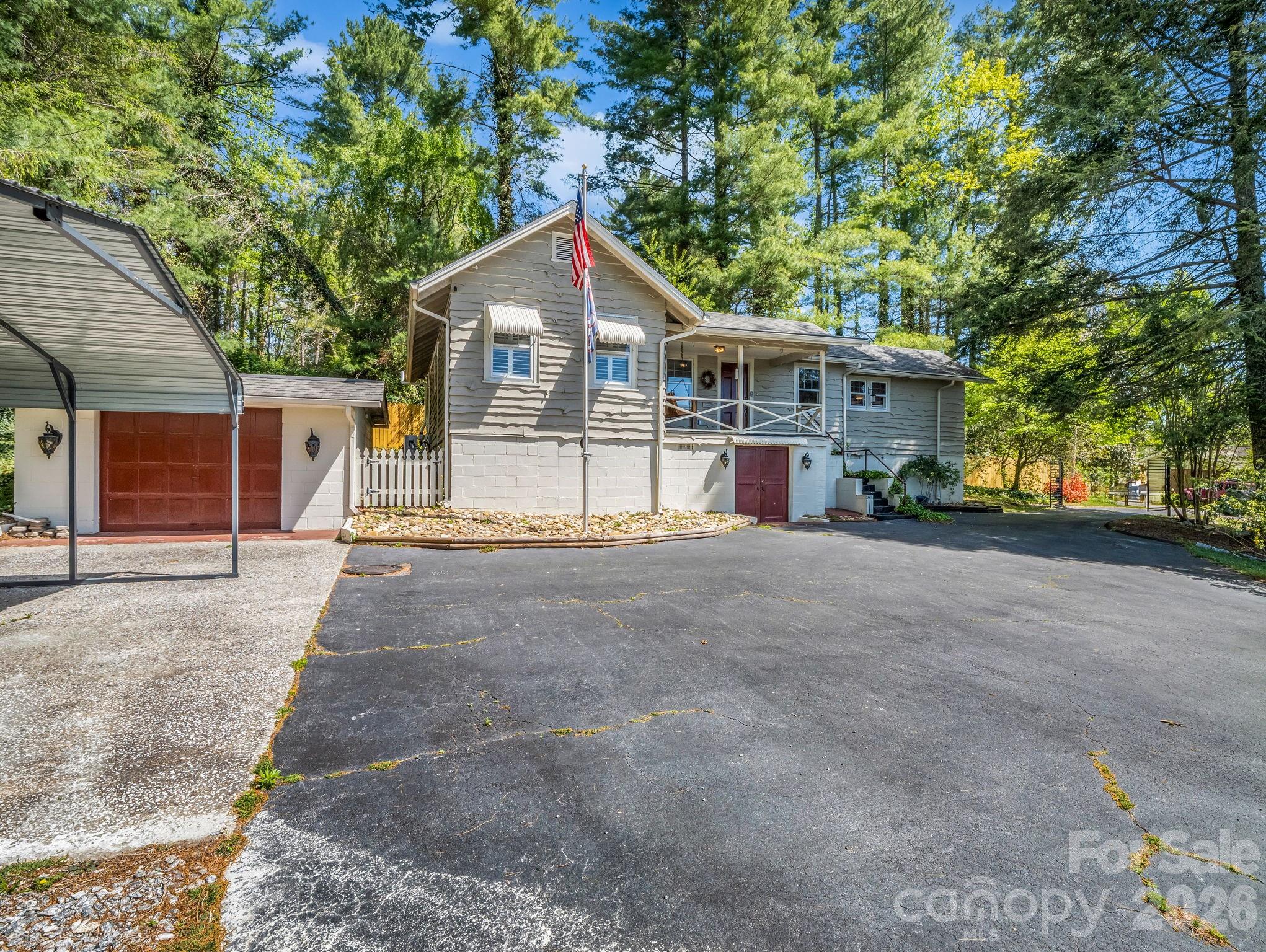 110 Chariton Avenue — Hendersonville
