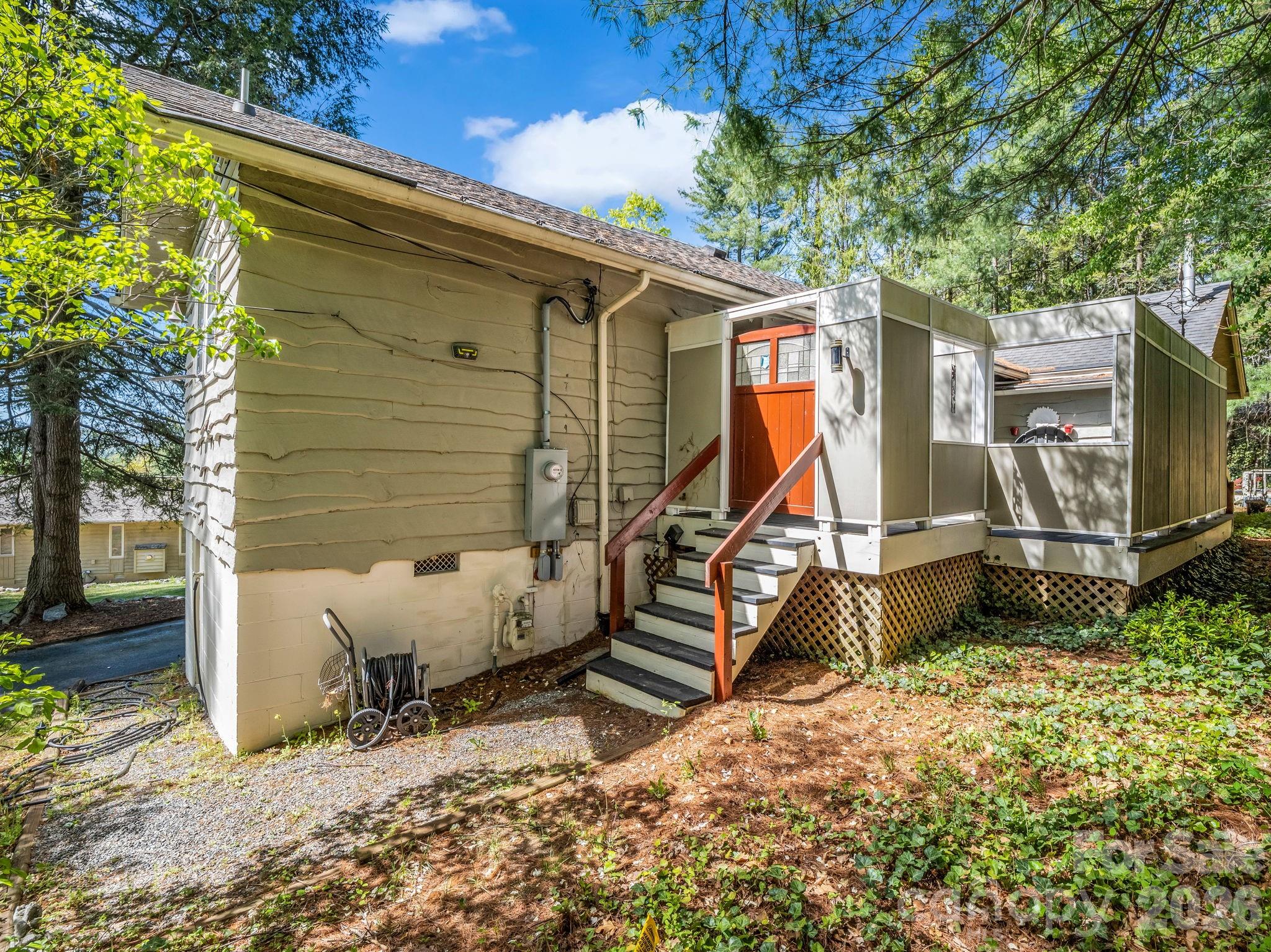 110 Chariton Avenue — Hendersonville