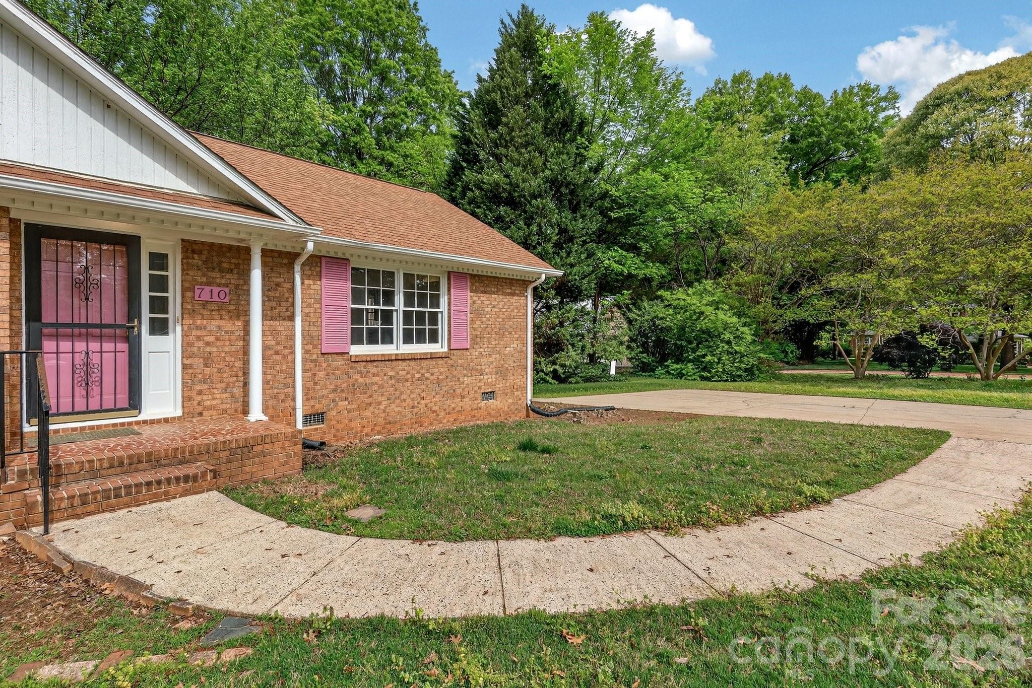 710 Twin Oaks Road — Davidson