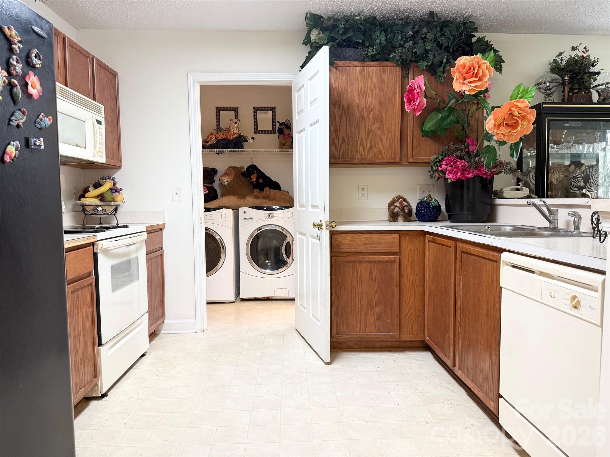 4046 W Fairmeadow Drive — Lancaster