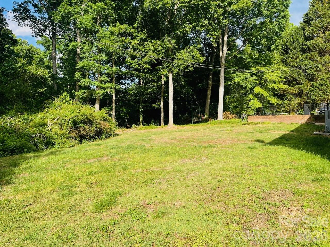 348 Random Drive — New London