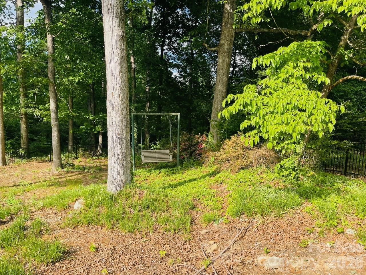 348 Random Drive — New London
