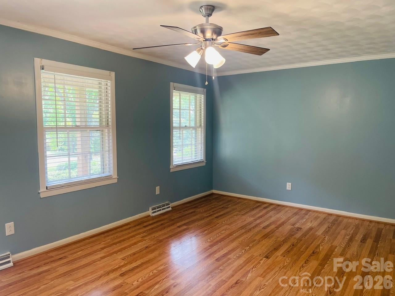348 Random Drive — New London