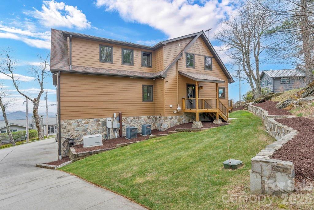 7054 Grandview Circle — Newland