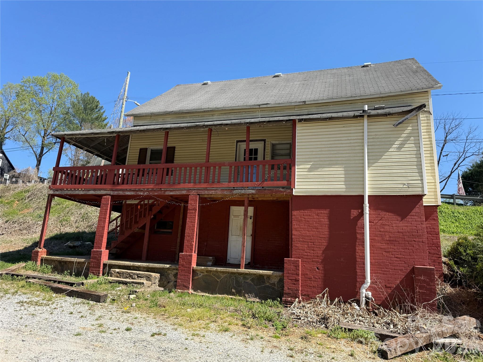 100 Hickory Street — Rhodhiss
