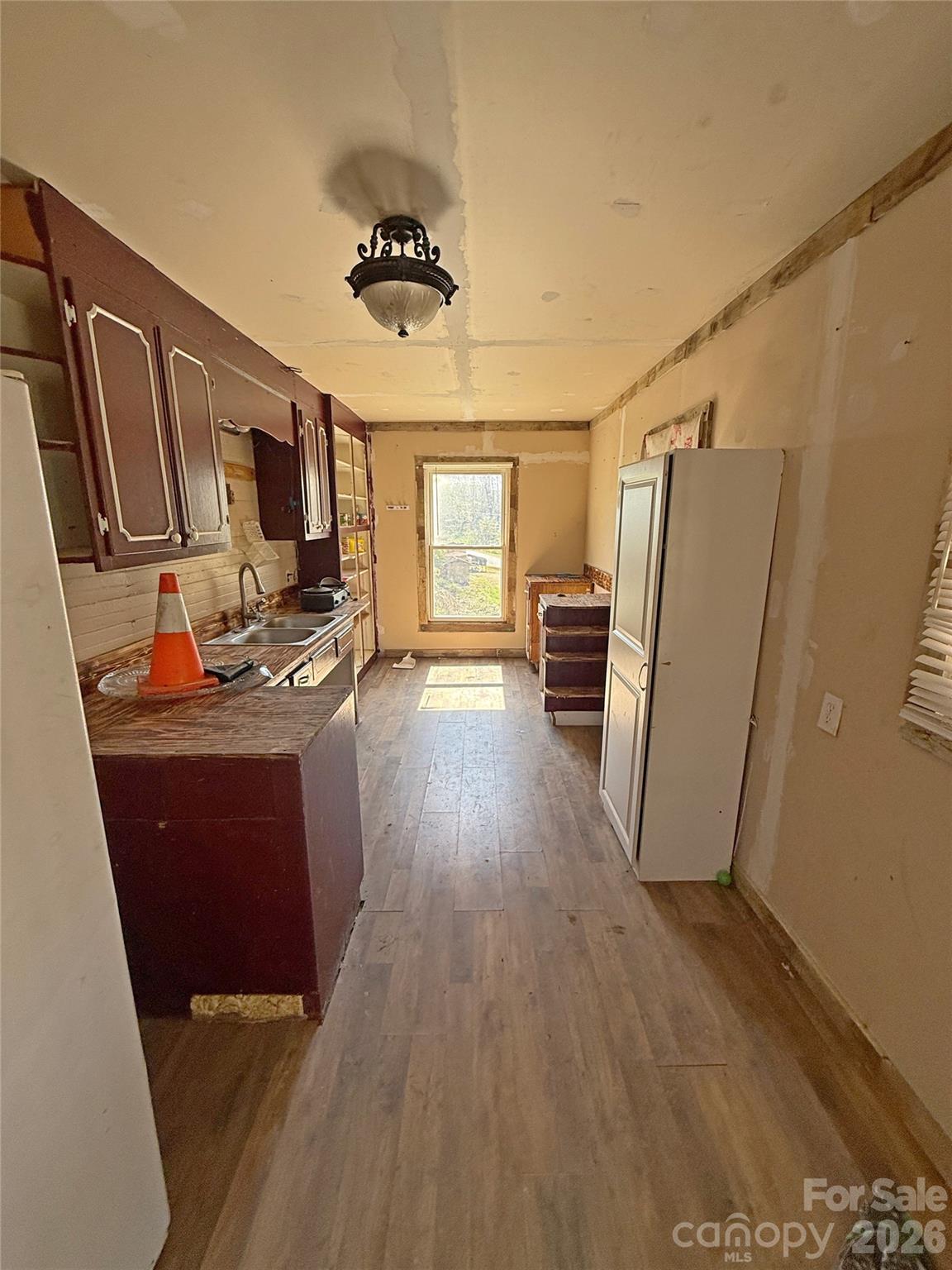 100 Hickory Street — Rhodhiss