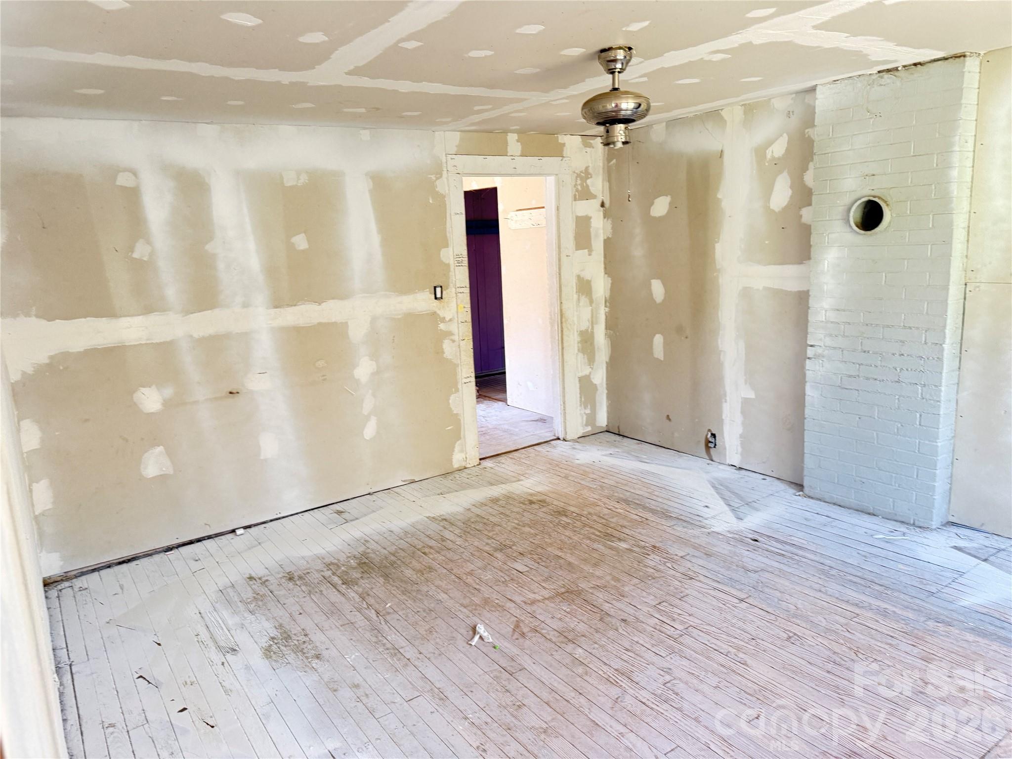 100 Hickory Street — Rhodhiss